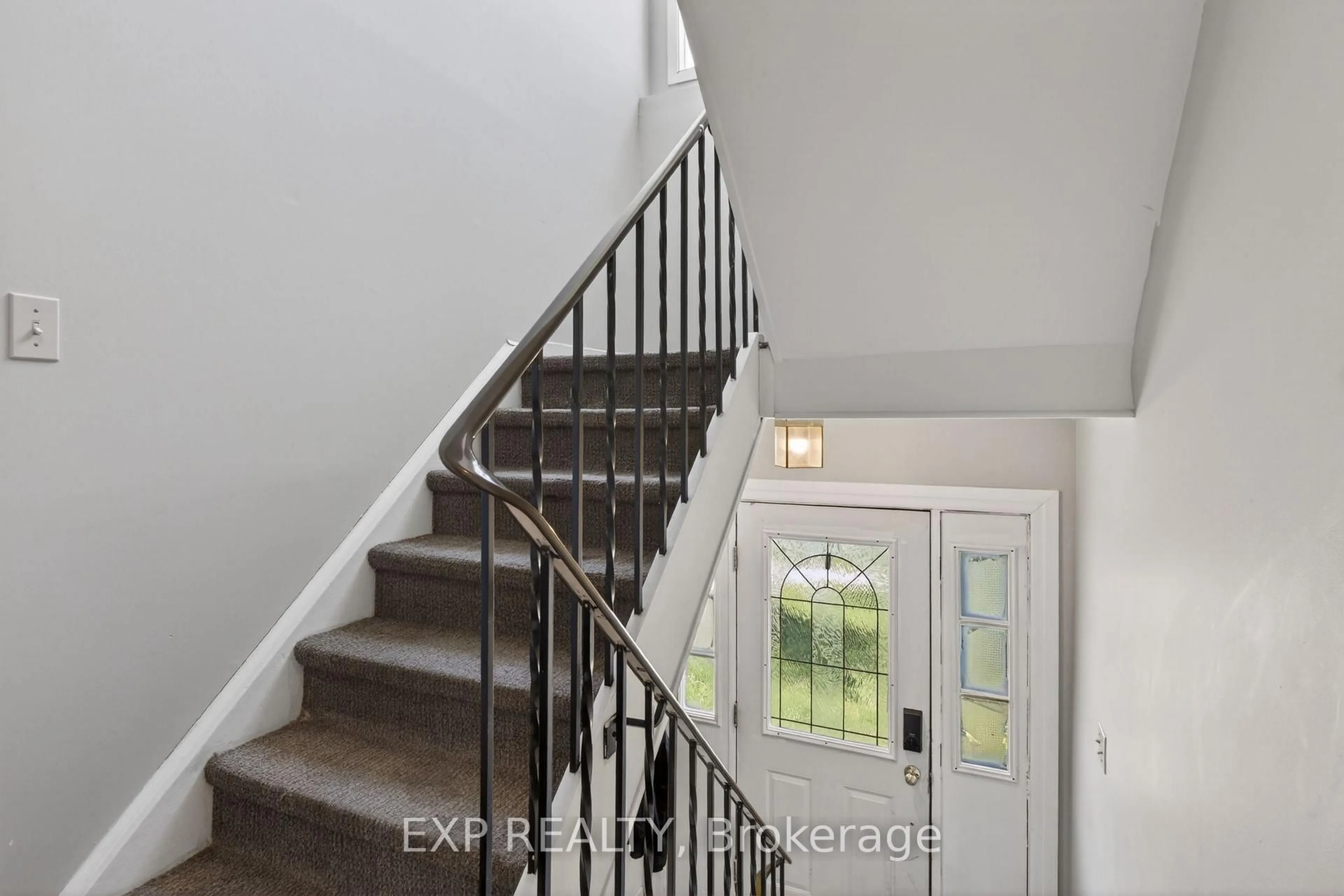 Indoor entryway for 33 Carlton Rd, Barrie Ontario L4M 5K8