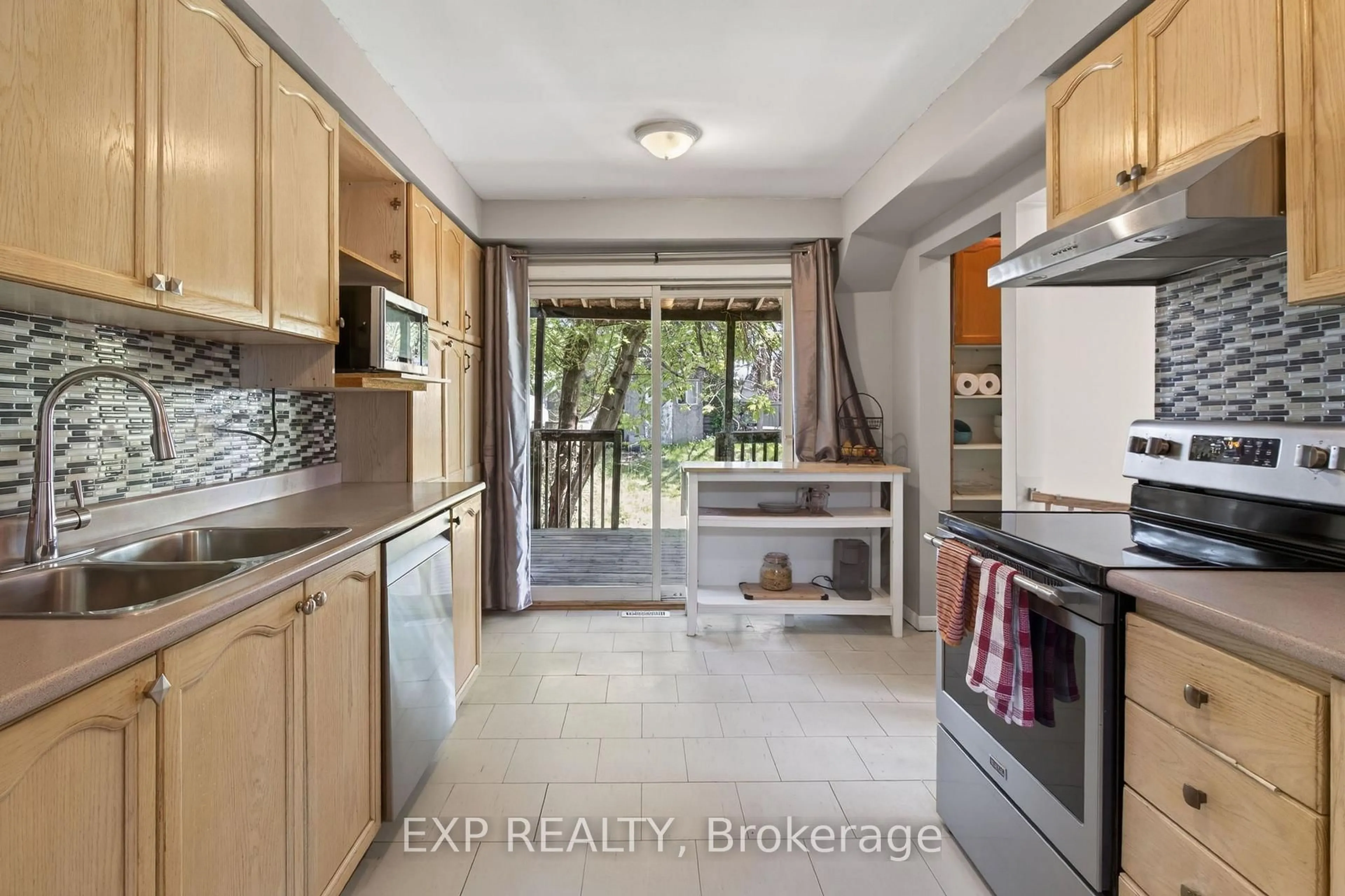 Standard kitchen, ceramic/tile floor for 33 Carlton Rd, Barrie Ontario L4M 5K8