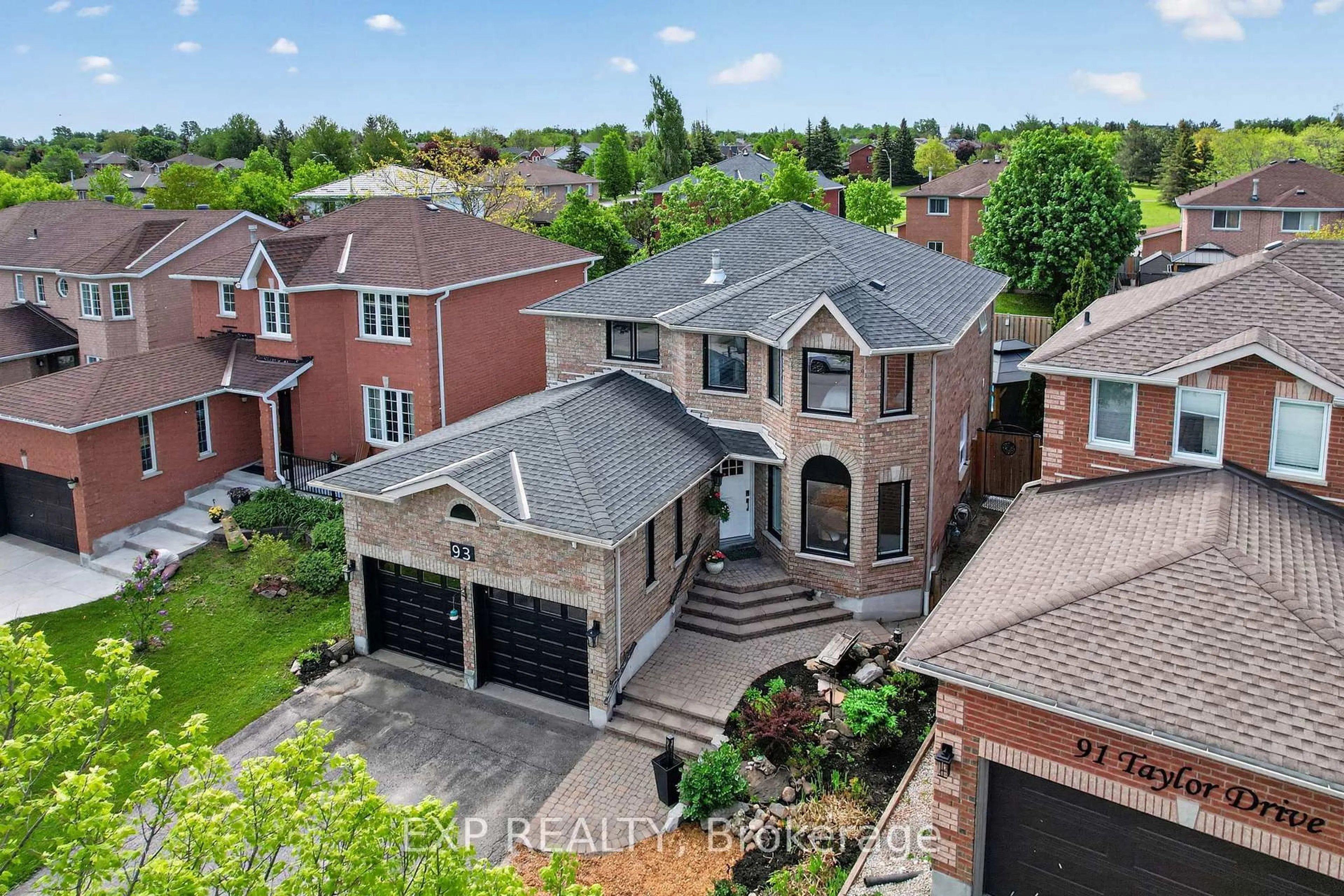 A pic from outside/outdoor area/front of a property/back of a property/a pic from drone, street for 93 Taylor Dr, Barrie Ontario L4N 8K3