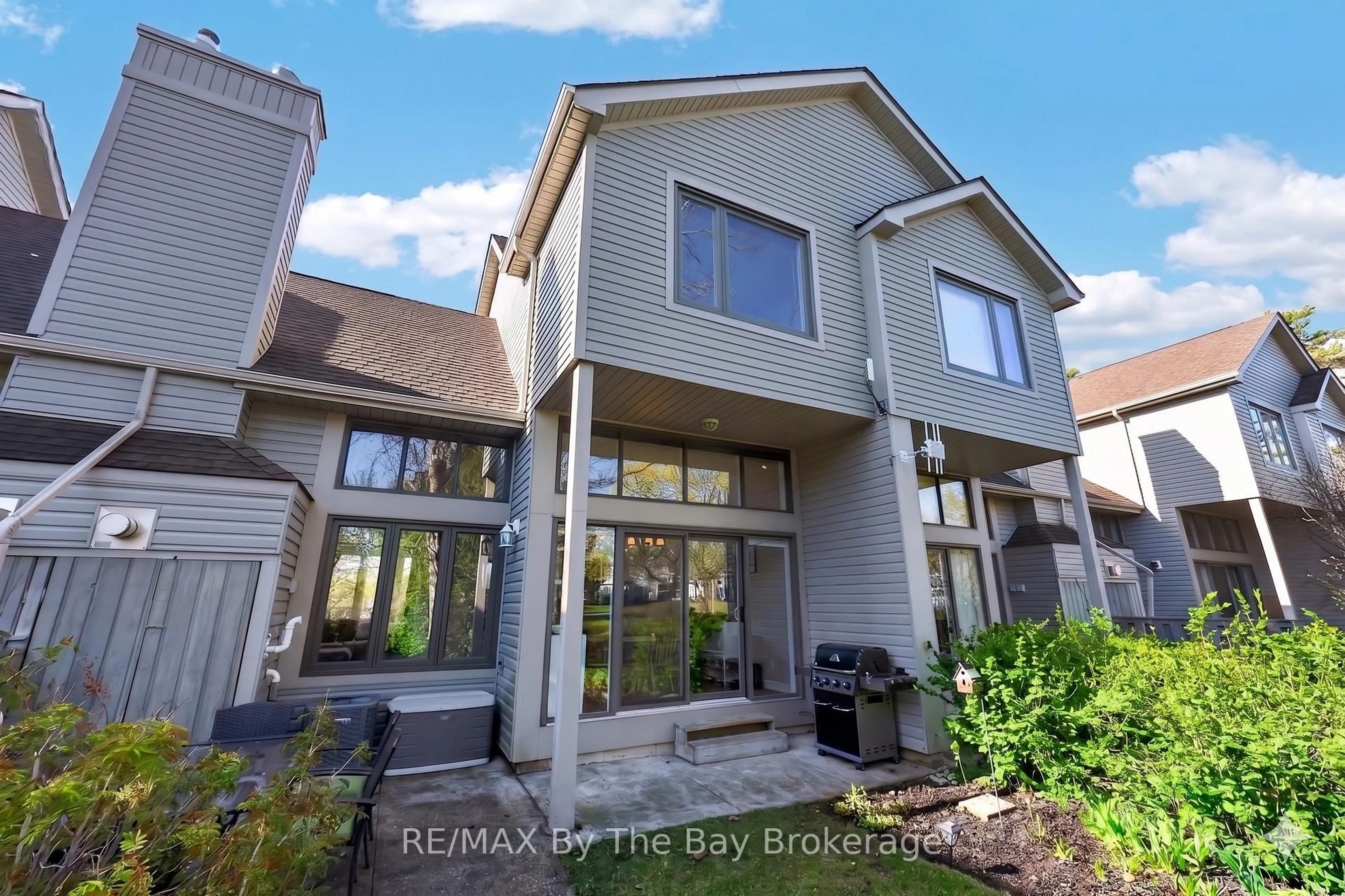 A pic from outside/outdoor area/front of a property/back of a property/a pic from drone, unknown for 43 Trafalgar Rd, Collingwood Ontario L9Y 5G4