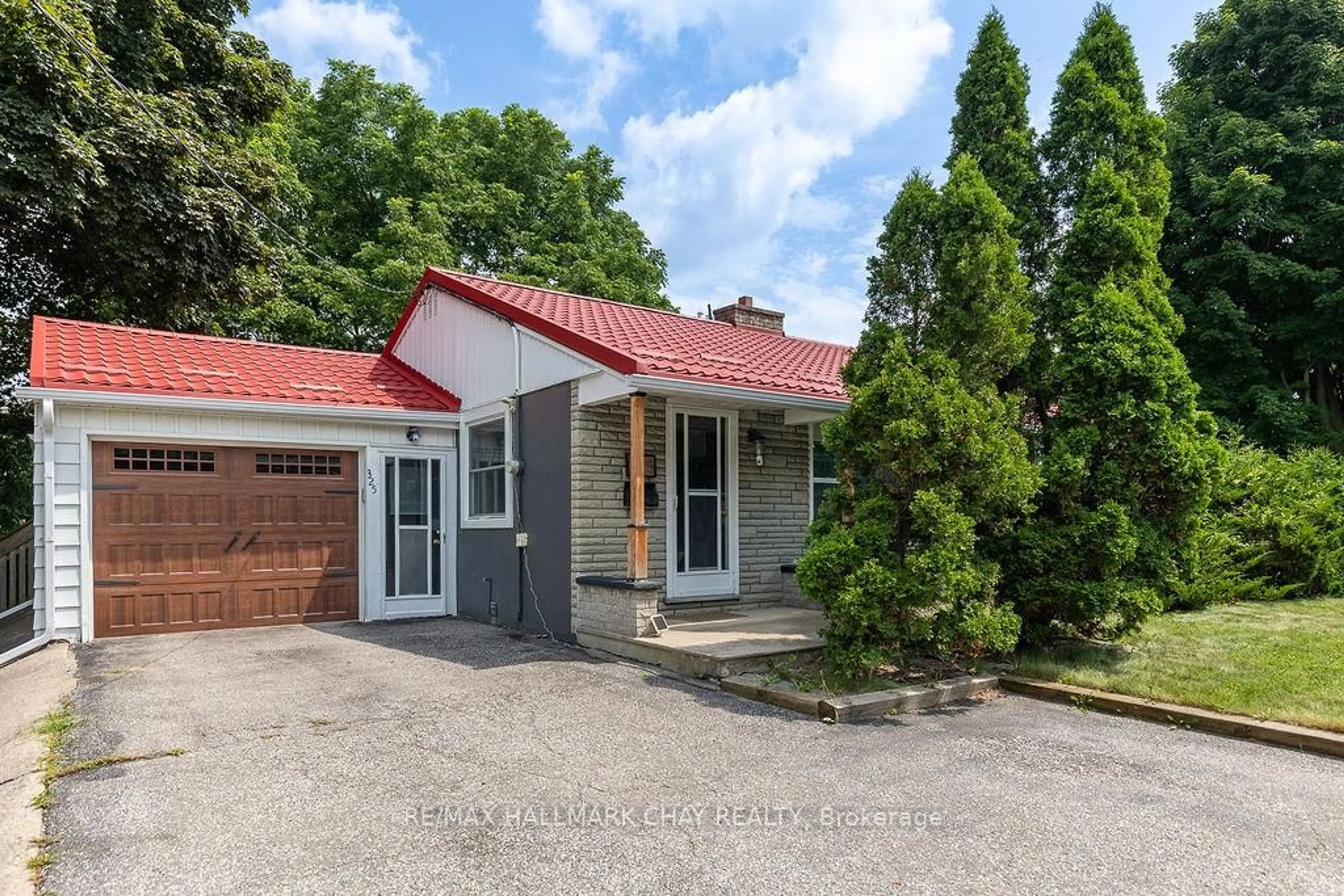 A pic from outside/outdoor area/front of a property/back of a property/a pic from drone, street for 325 Innisfil St, Barrie Ontario L4N 3G4