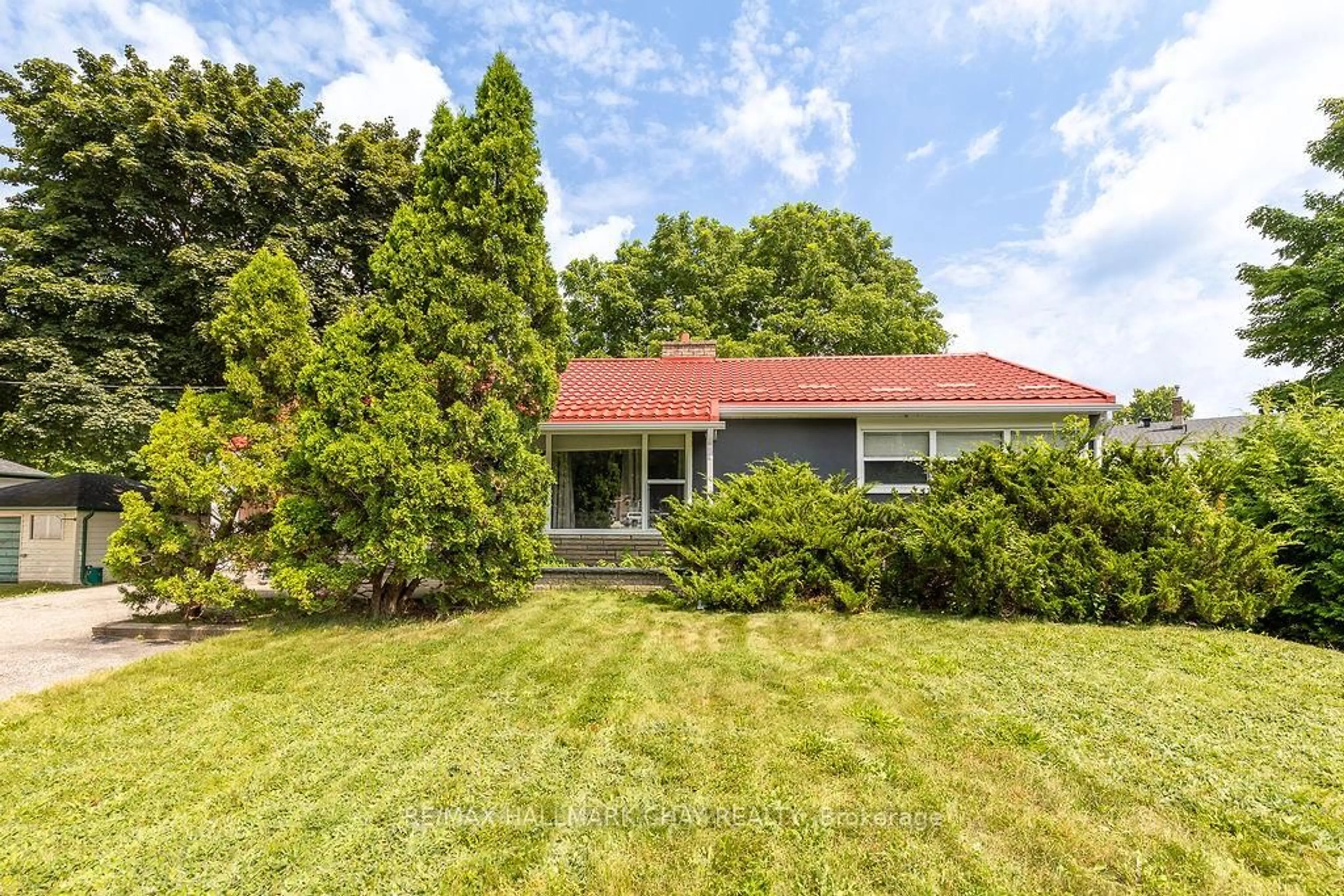 A pic from outside/outdoor area/front of a property/back of a property/a pic from drone, unknown for 325 Innisfil St, Barrie Ontario L4N 3G4