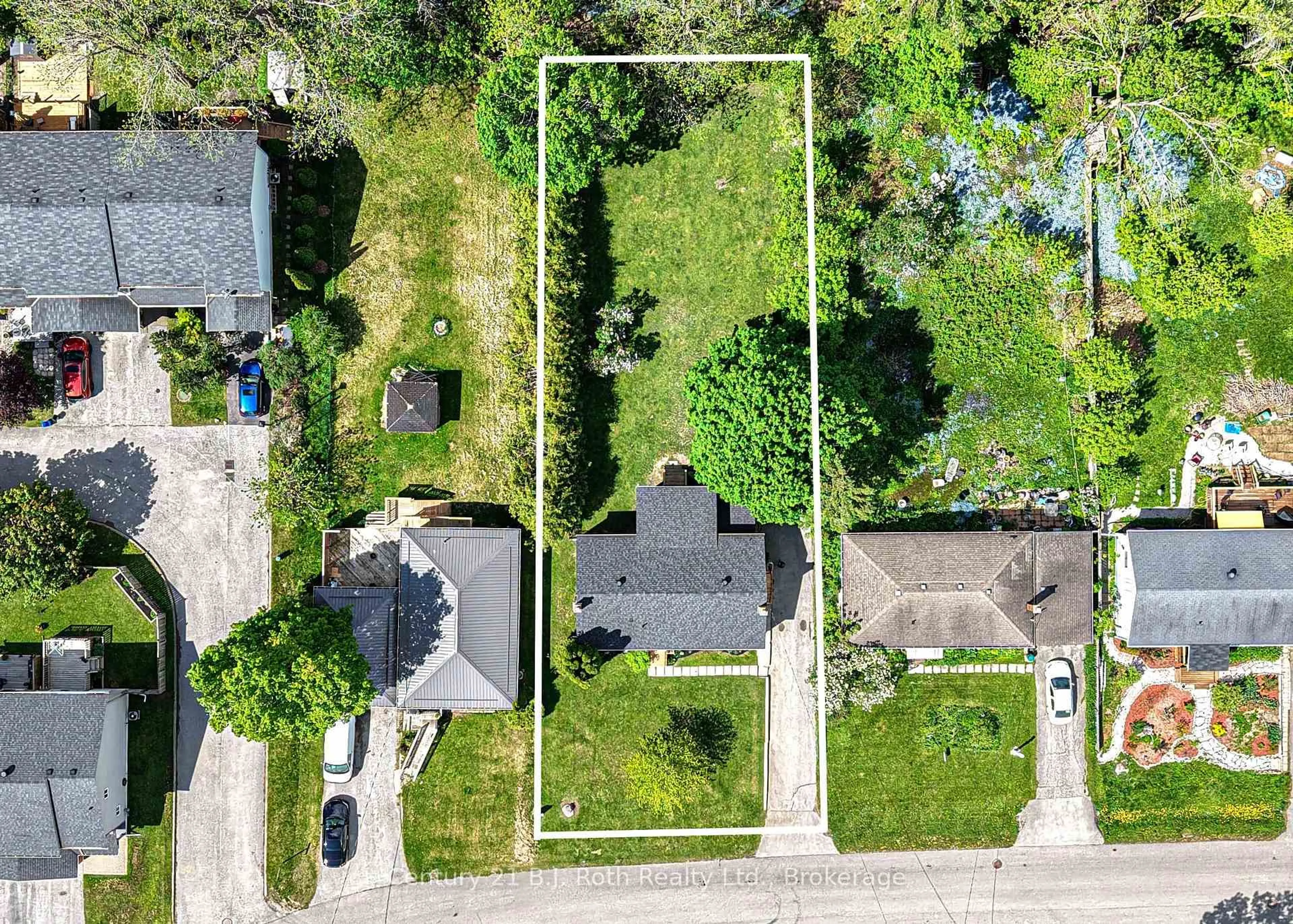 A pic from outside/outdoor area/front of a property/back of a property/a pic from drone, street for 359 Millard St, Orillia Ontario L3V 4H5