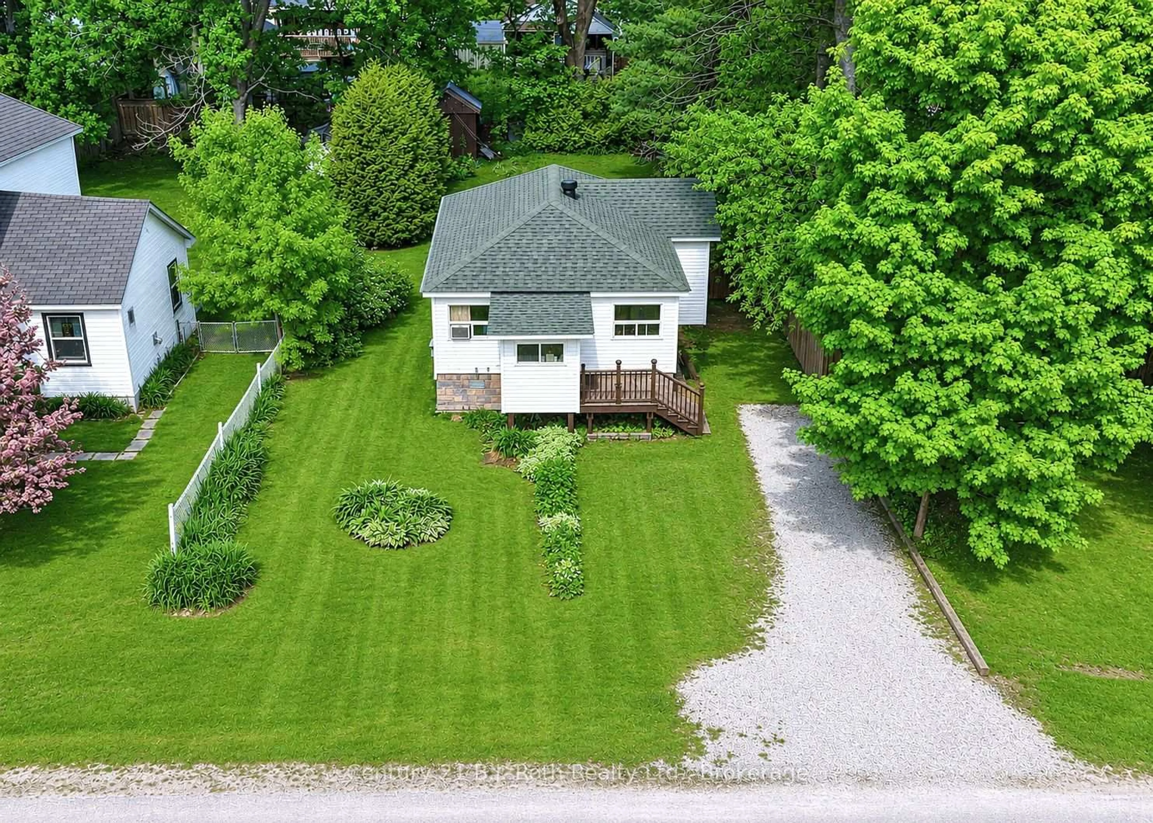 A pic from outside/outdoor area/front of a property/back of a property/a pic from drone, street for 3427 Coronation Ave, Severn Ontario L0K 1G0