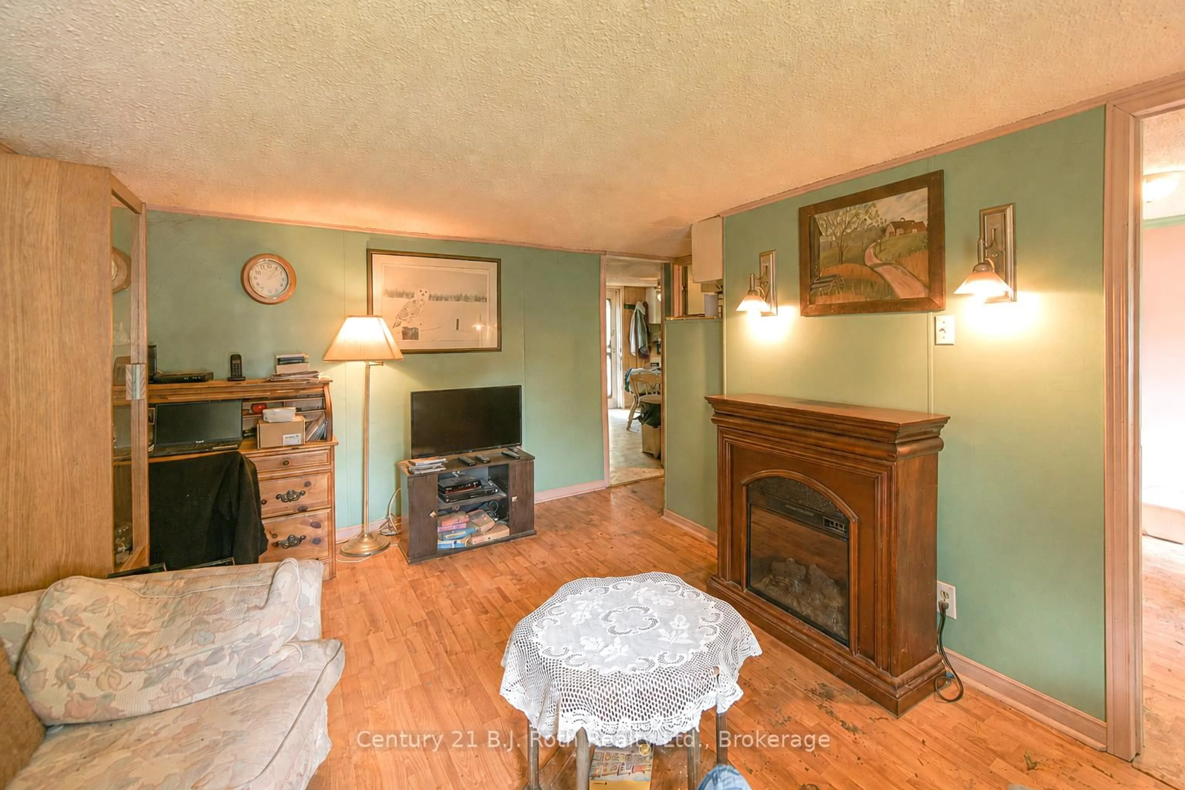 Living room with furniture, wood/laminate floor for 3427 Coronation Ave, Severn Ontario L0K 1G0