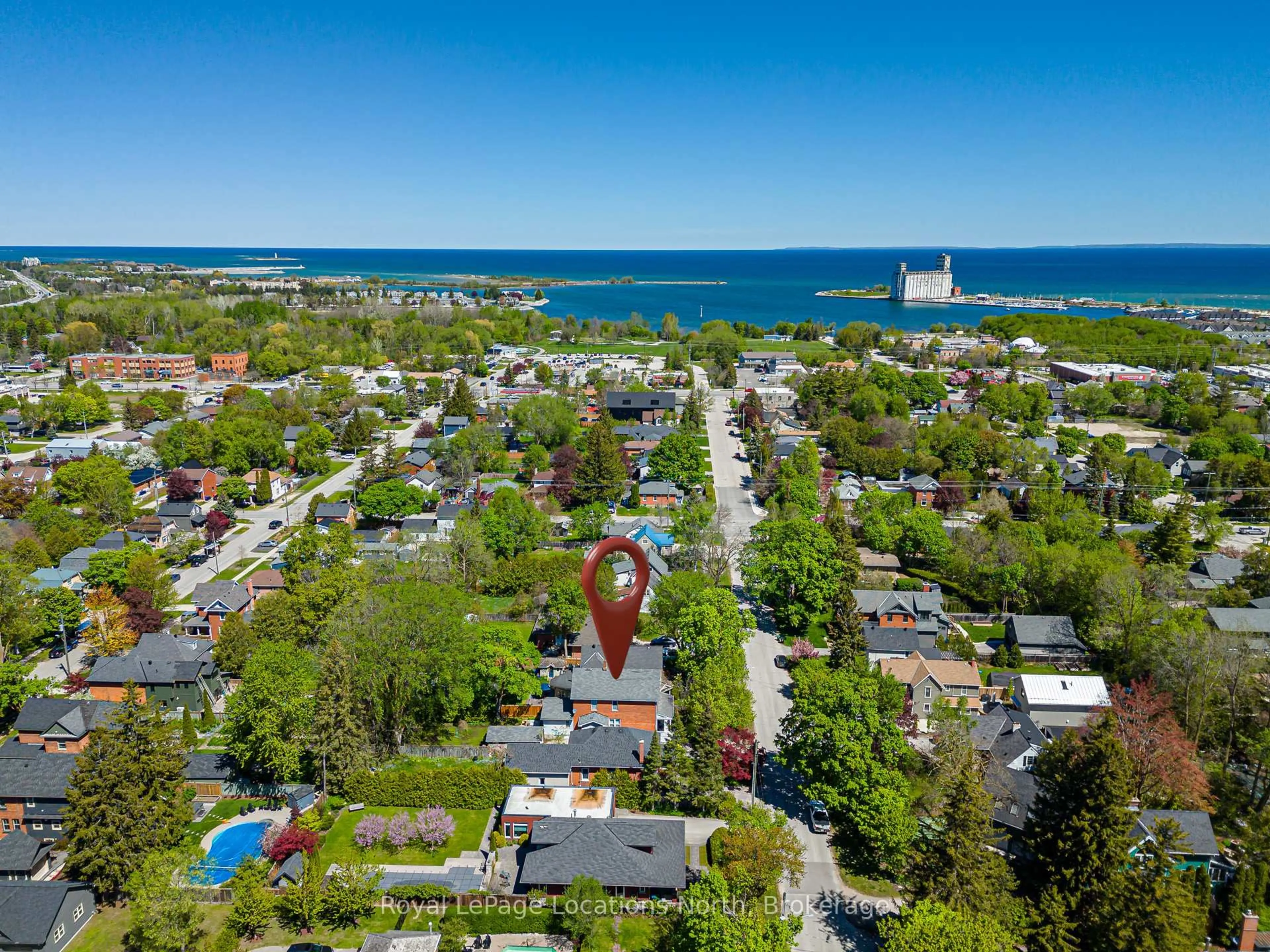 A pic from outside/outdoor area/front of a property/back of a property/a pic from drone, water/lake/river/ocean view for 136 Oak St, Collingwood Ontario L9Y 2X8