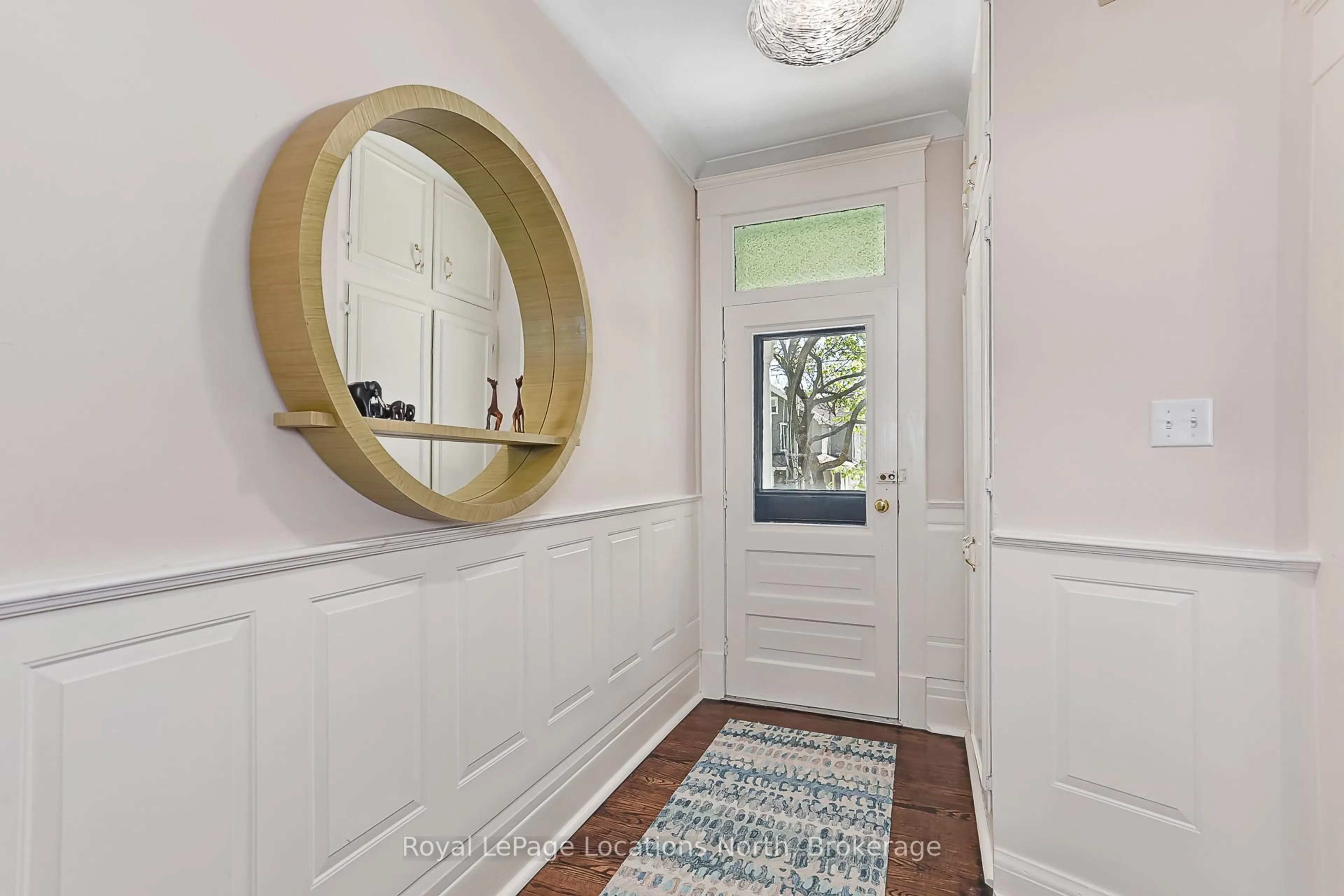 Indoor entryway for 136 Oak St, Collingwood Ontario L9Y 2X8