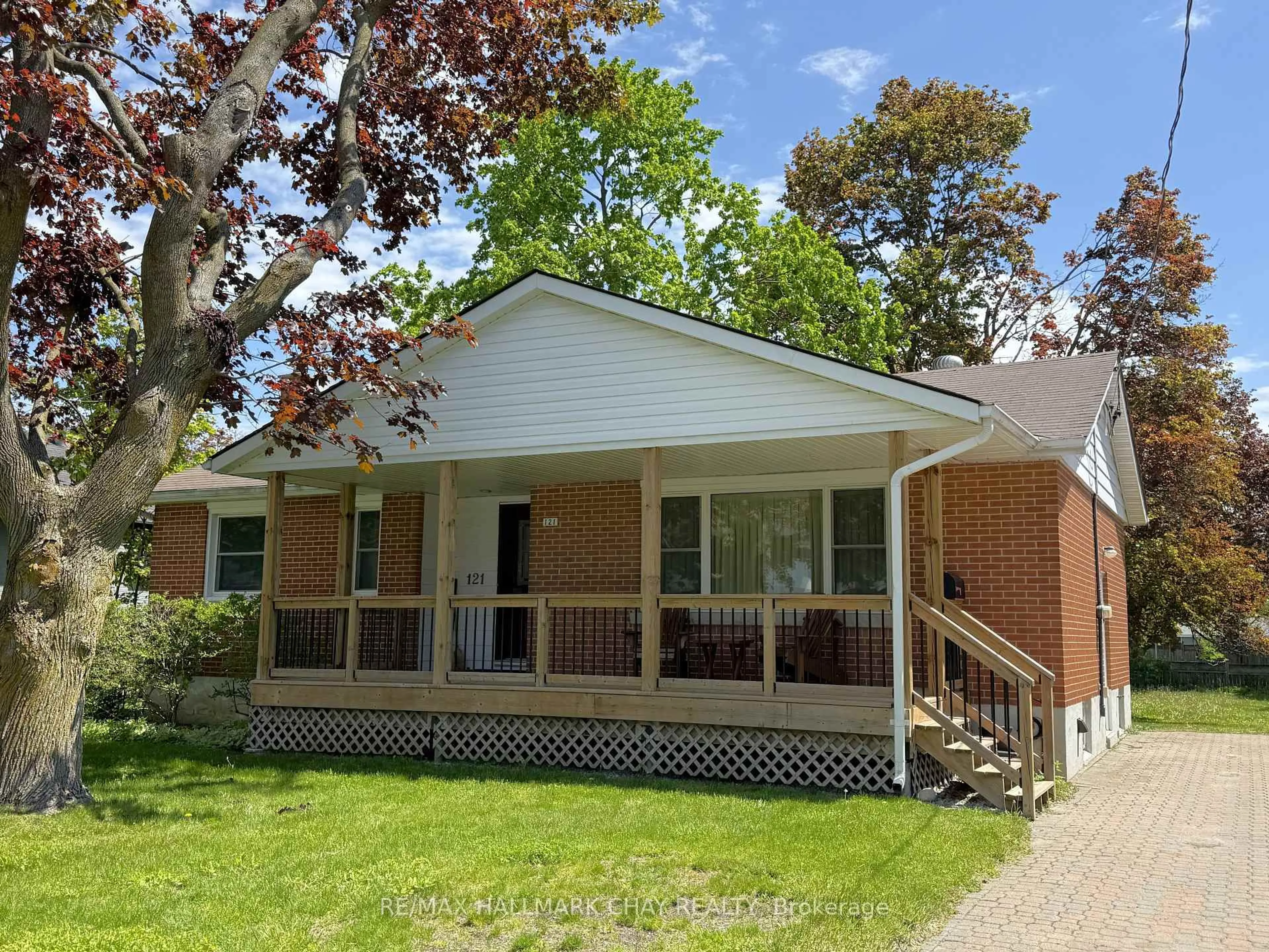 Home with vinyl exterior material, street for 121 Rodney St, Barrie Ontario L4M 4C4
