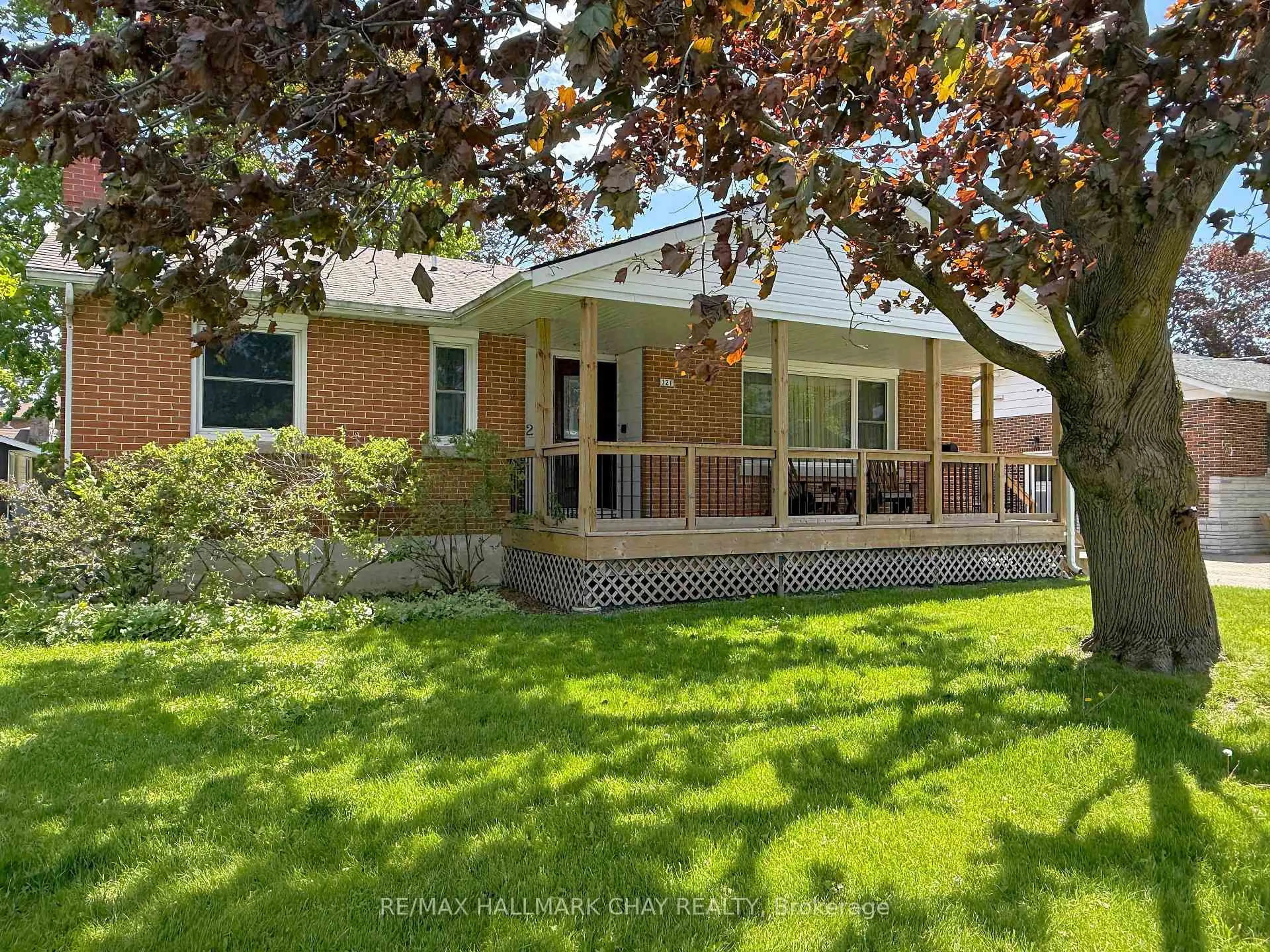 A pic from outside/outdoor area/front of a property/back of a property/a pic from drone, street for 121 Rodney St, Barrie Ontario L4M 4C4