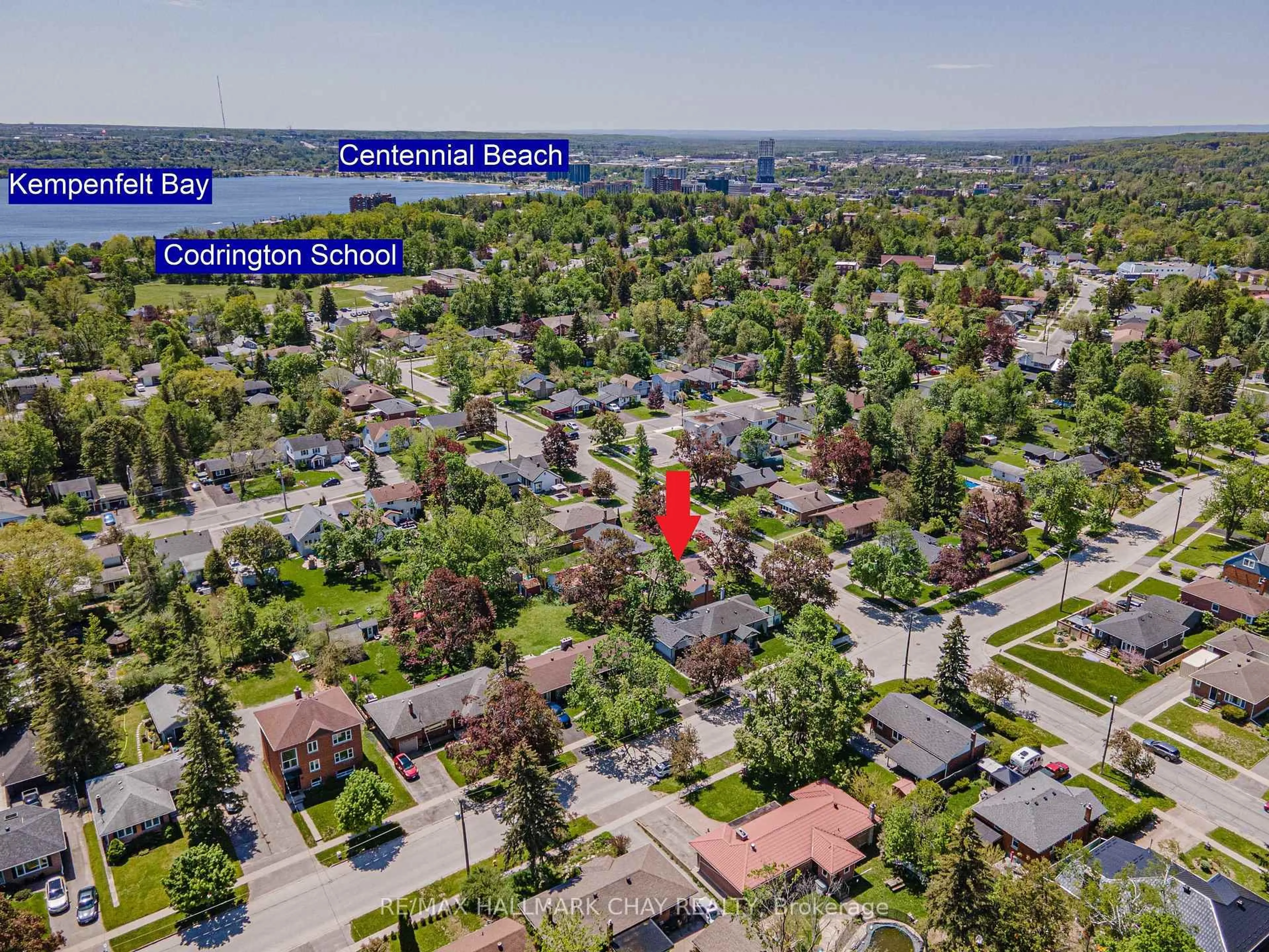 A pic from outside/outdoor area/front of a property/back of a property/a pic from drone, street for 121 Rodney St, Barrie Ontario L4M 4C4