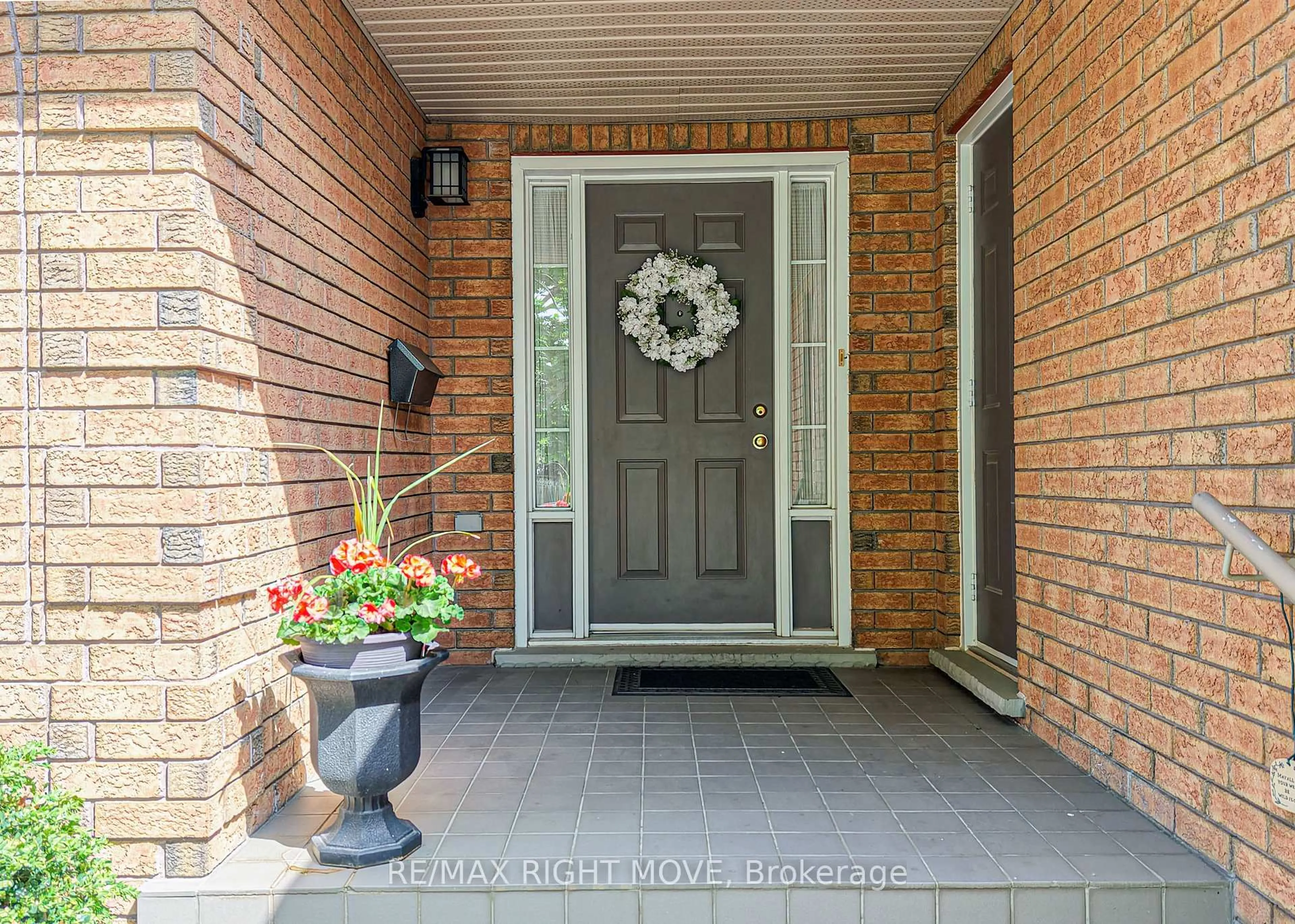 Indoor entryway for 3170 Monarch Dr, Orillia Ontario L3V 7W9