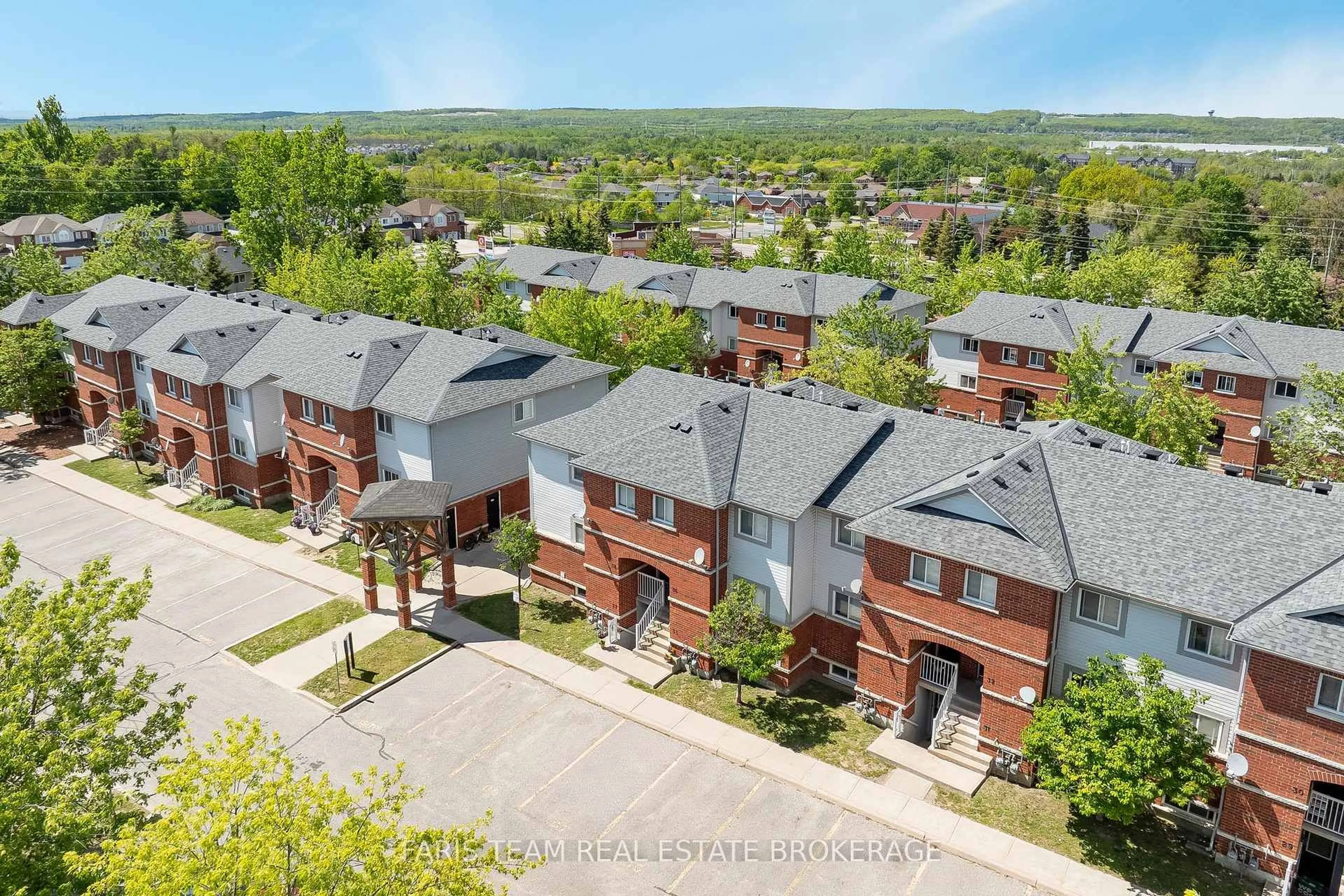 A pic from outside/outdoor area/front of a property/back of a property/a pic from drone, unknown for 241 Ferndale Dr #37, Barrie Ontario L4N 0T6