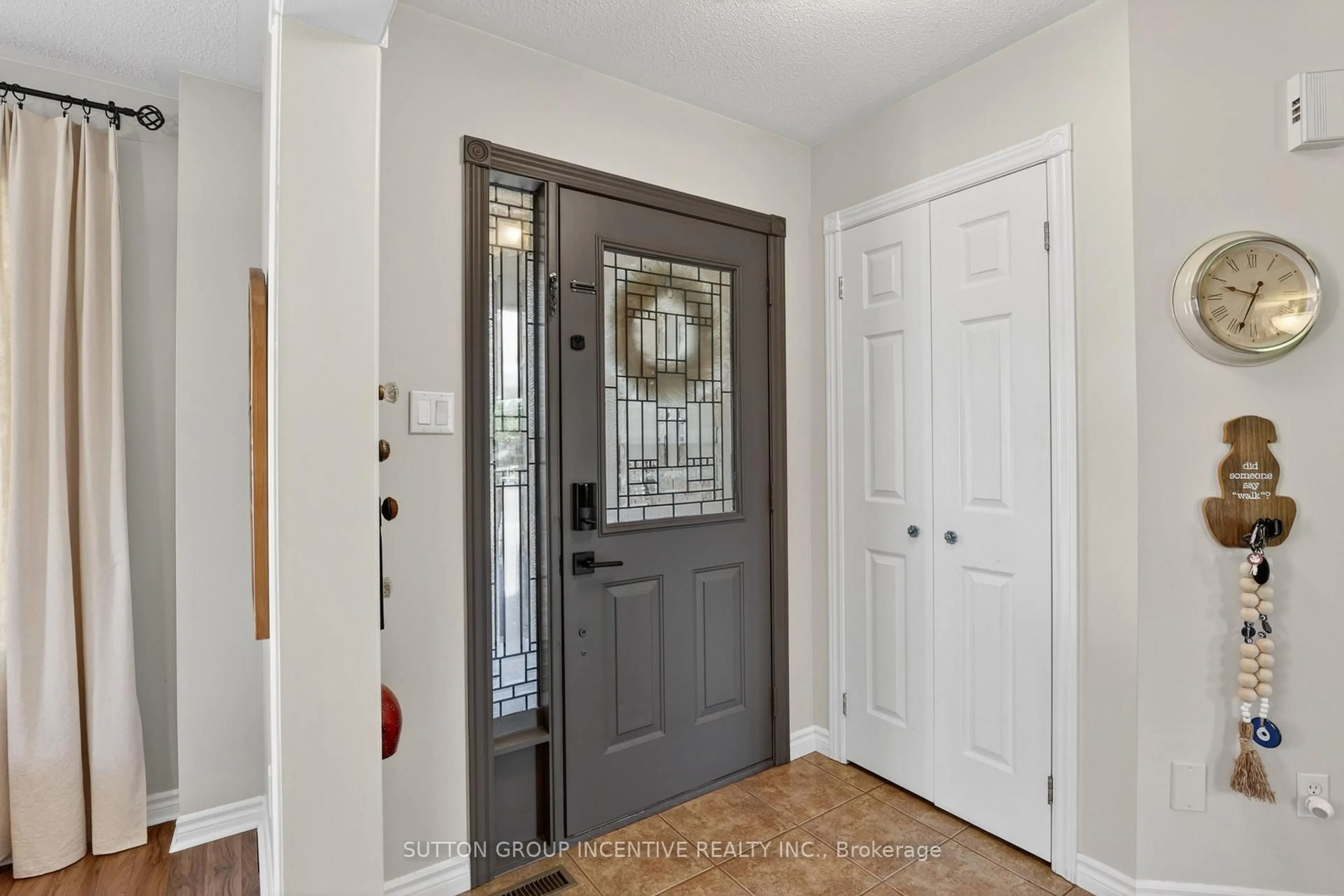 Indoor entryway for 255 Pringle Dr, Barrie Ontario L4N 0P4