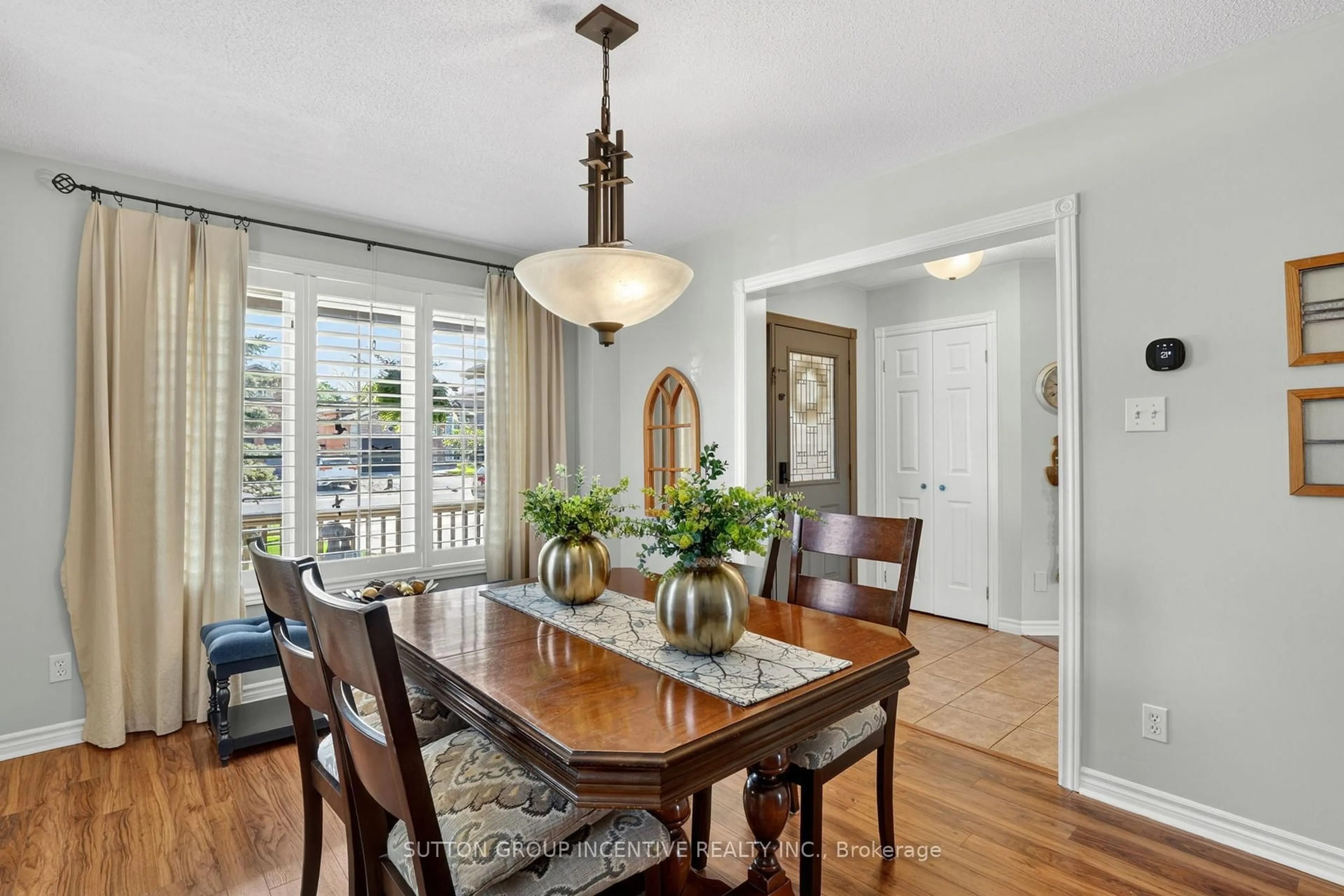 Dining room, wood/laminate floor for 255 Pringle Dr, Barrie Ontario L4N 0P4