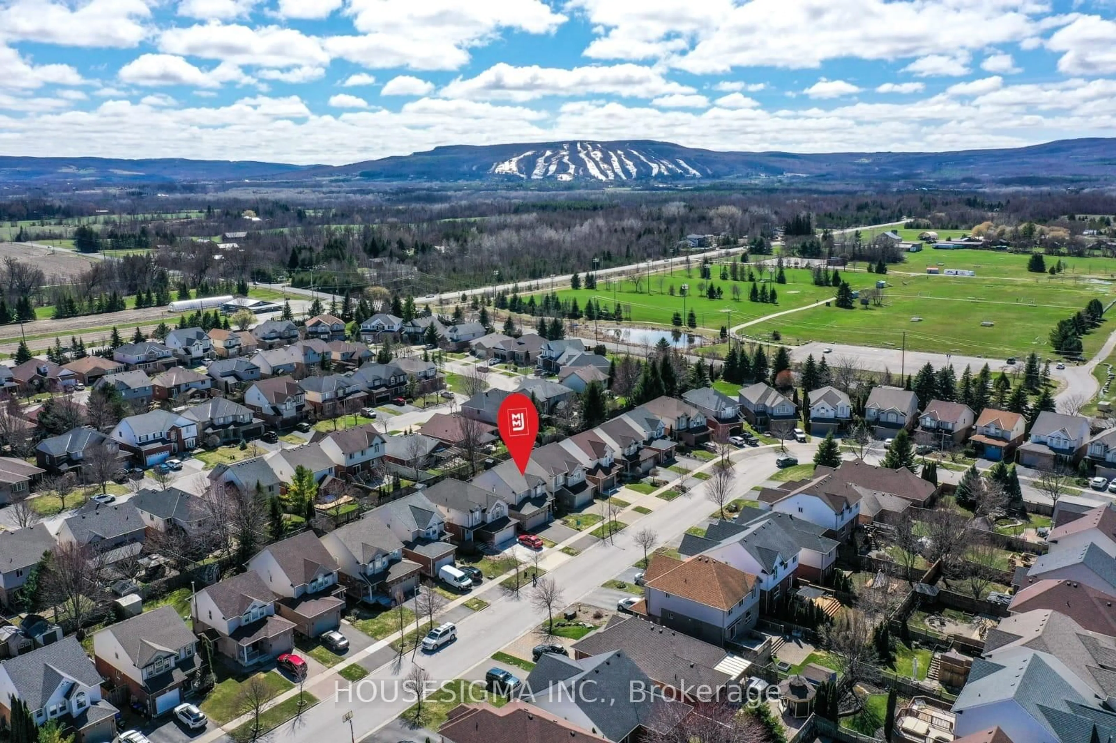 A pic from outside/outdoor area/front of a property/back of a property/a pic from drone, mountain view for 22 Highlands Cres, Collingwood Ontario L9Y 5H3