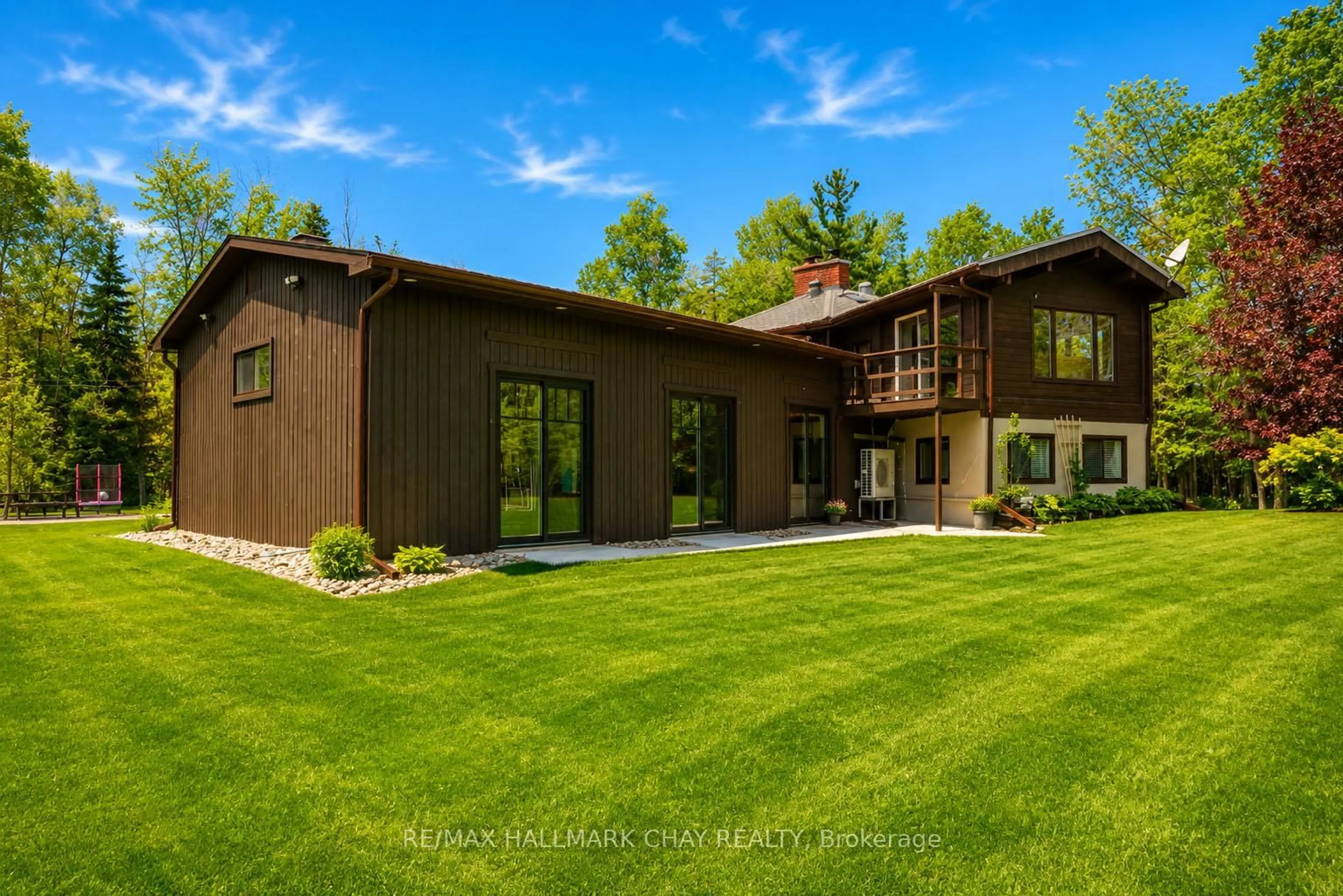 Home with vinyl exterior material, unknown for 5159 Concession 7 Concession, Clearview Ontario L0L 1N0