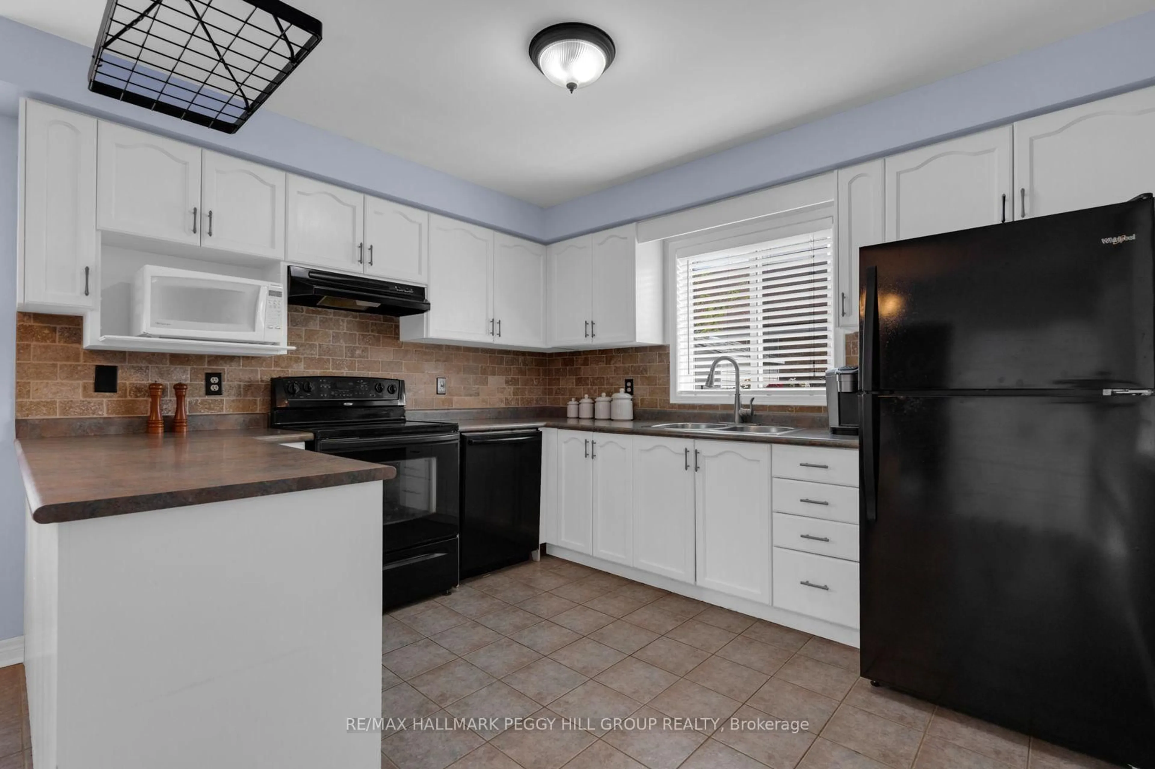 Standard kitchen, ceramic/tile floor for 101 Downing Cres, Barrie Ontario L4N 8V5