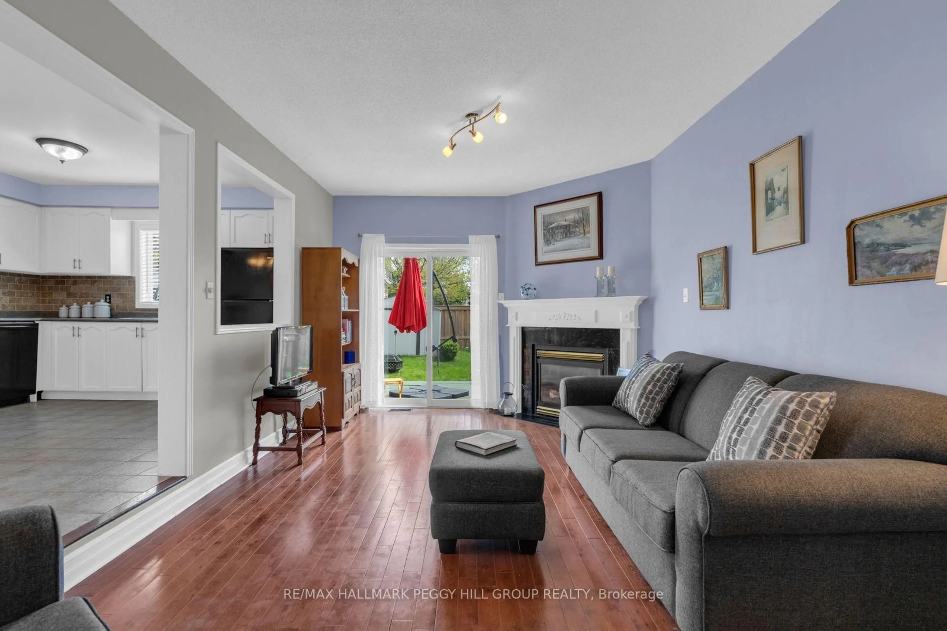 Living room with furniture, wood/laminate floor for 101 Downing Cres, Barrie Ontario L4N 8V5