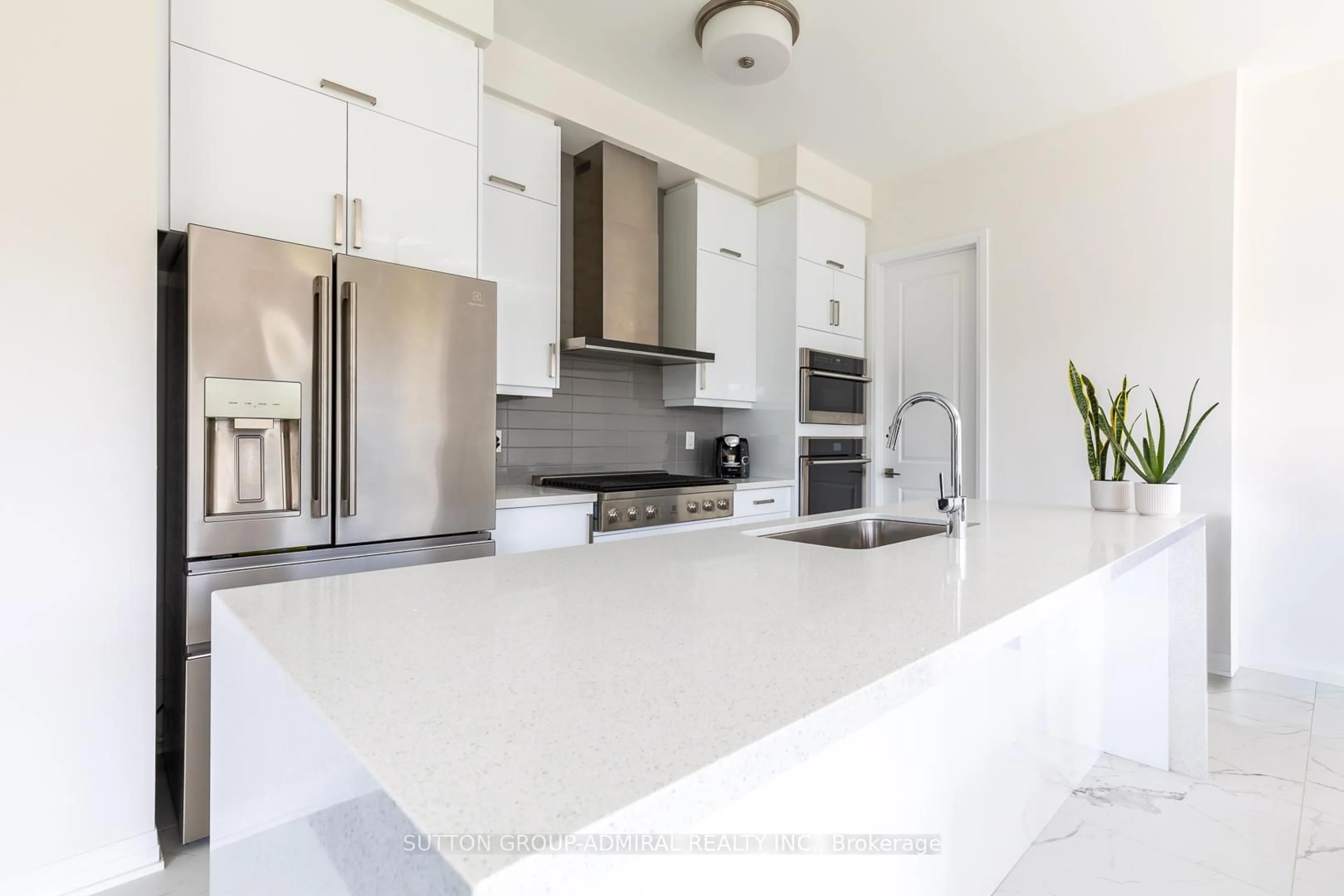 Open concept kitchen, ceramic/tile floor for 3731 Lakepoint Dr, Severn Ontario L3V 6H3