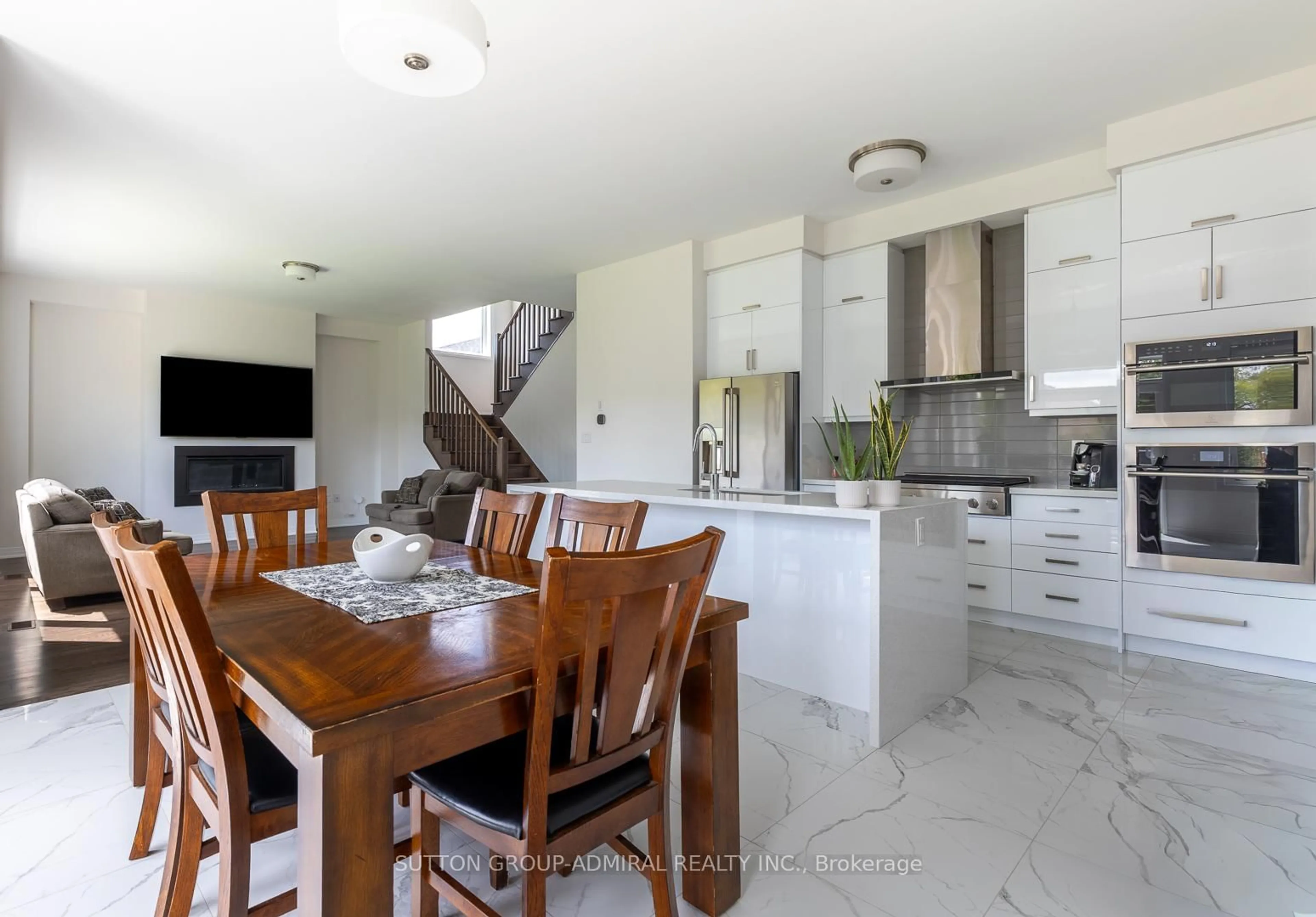 Open concept kitchen, ceramic/tile floor for 3731 Lakepoint Dr, Severn Ontario L3V 6H3