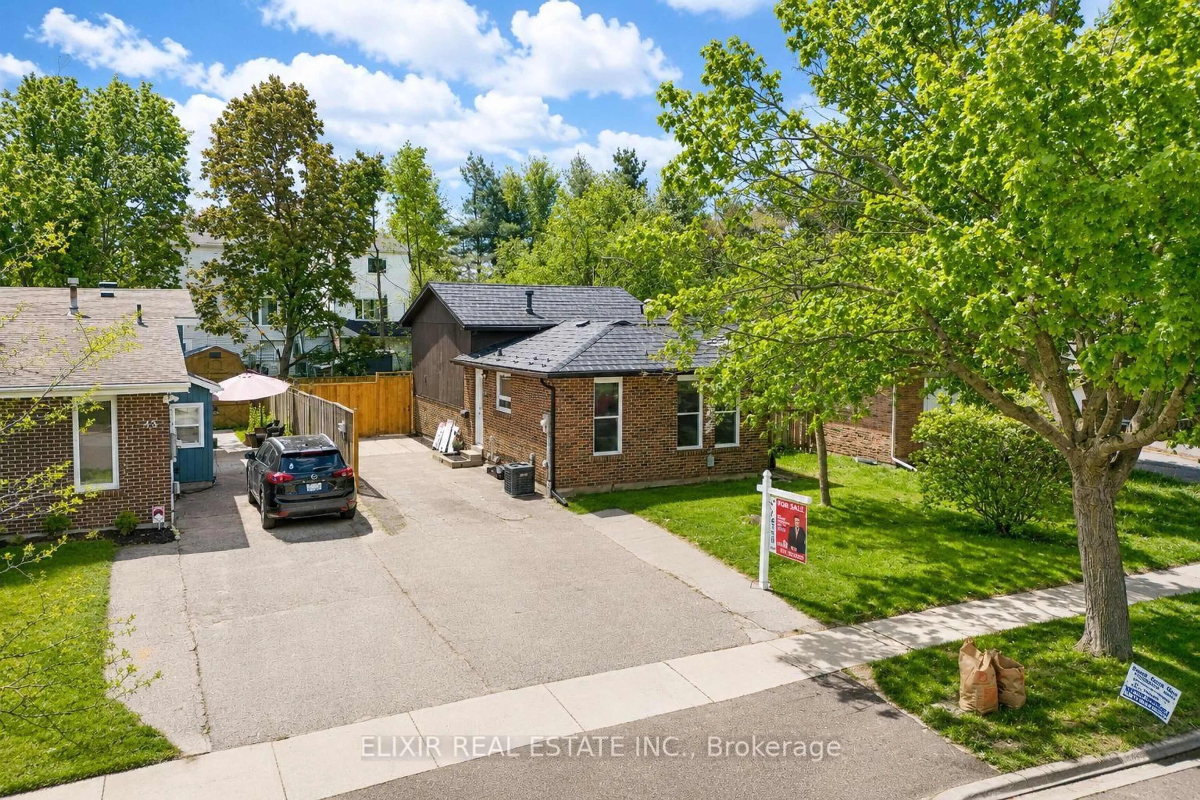 A pic from outside/outdoor area/front of a property/back of a property/a pic from drone, street for 45 AUSTEN Lane, Barrie Ontario L4N 4V4