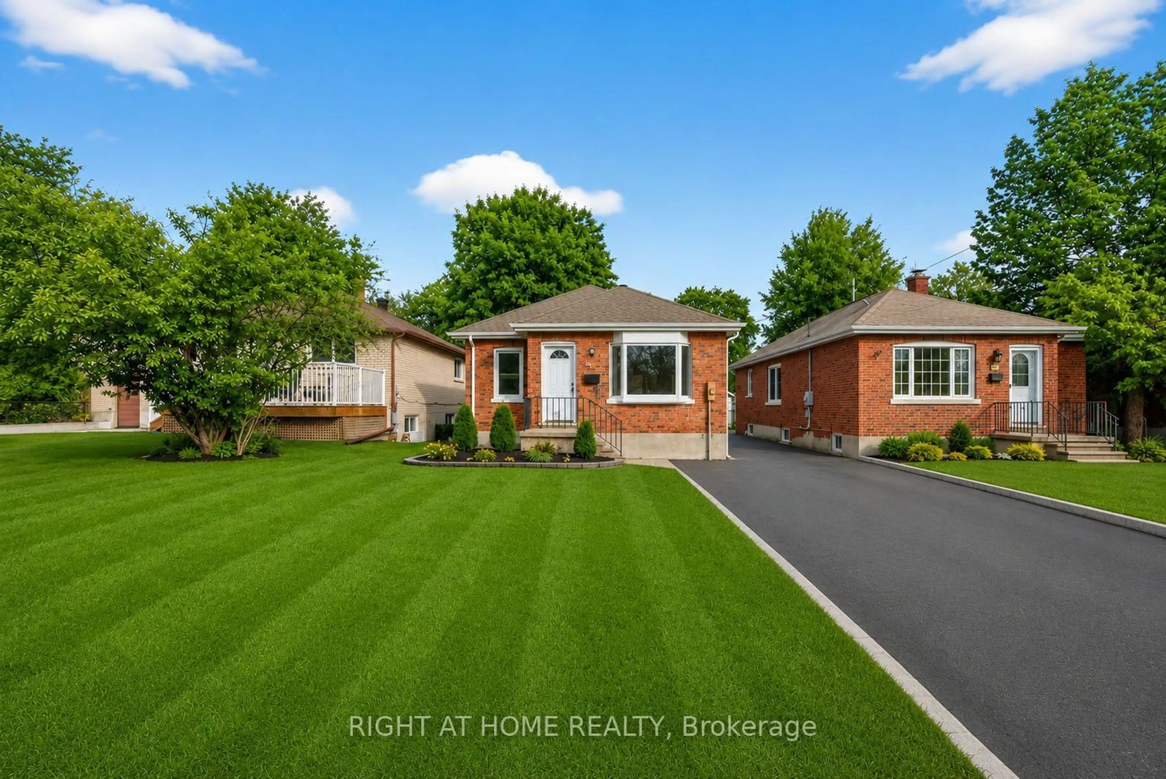 A pic from outside/outdoor area/front of a property/back of a property/a pic from drone, street for 25 Thomson St, Barrie Ontario L4N 1X4