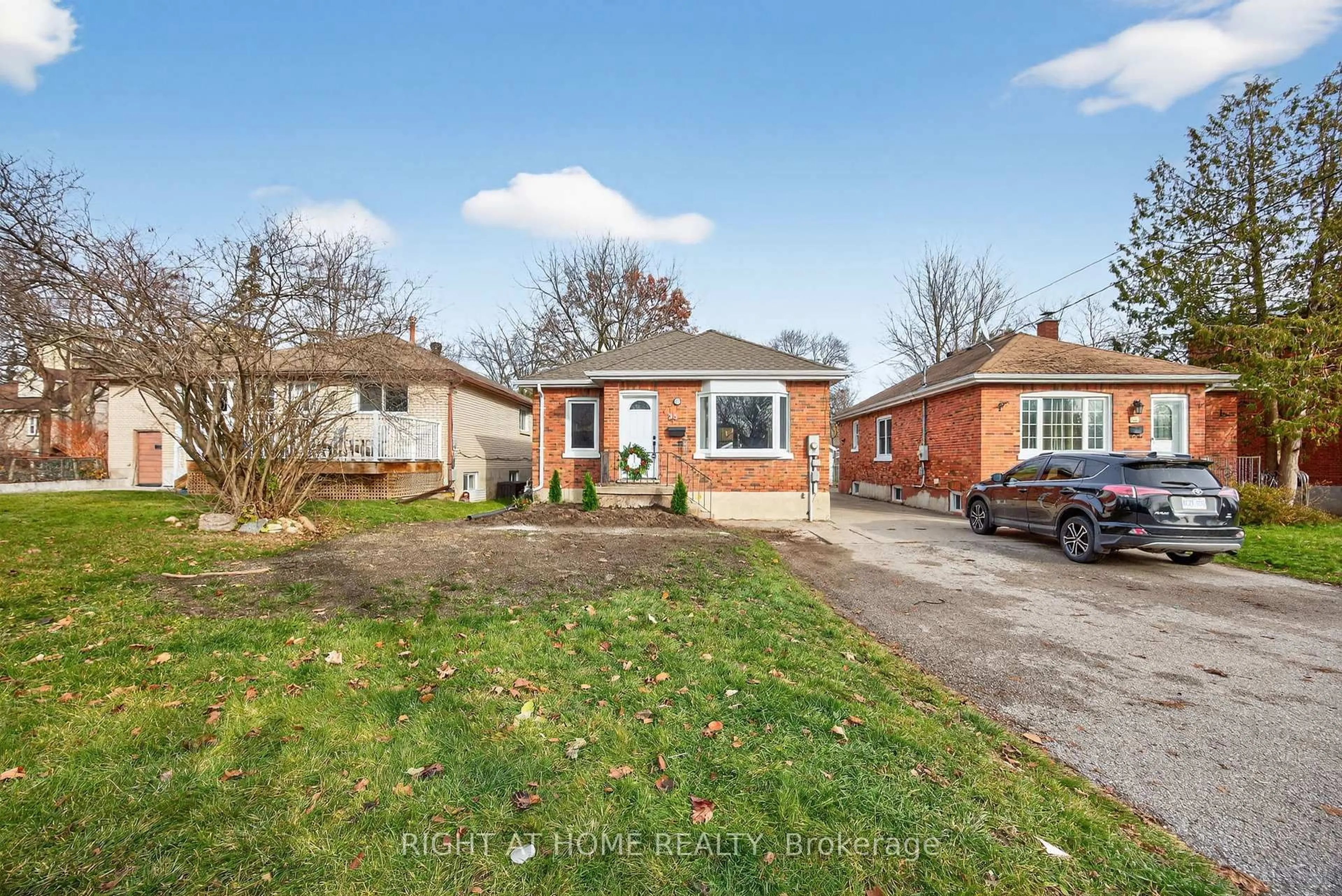 A pic from outside/outdoor area/front of a property/back of a property/a pic from drone, street for 25 Thomson St, Barrie Ontario L4N 1X4