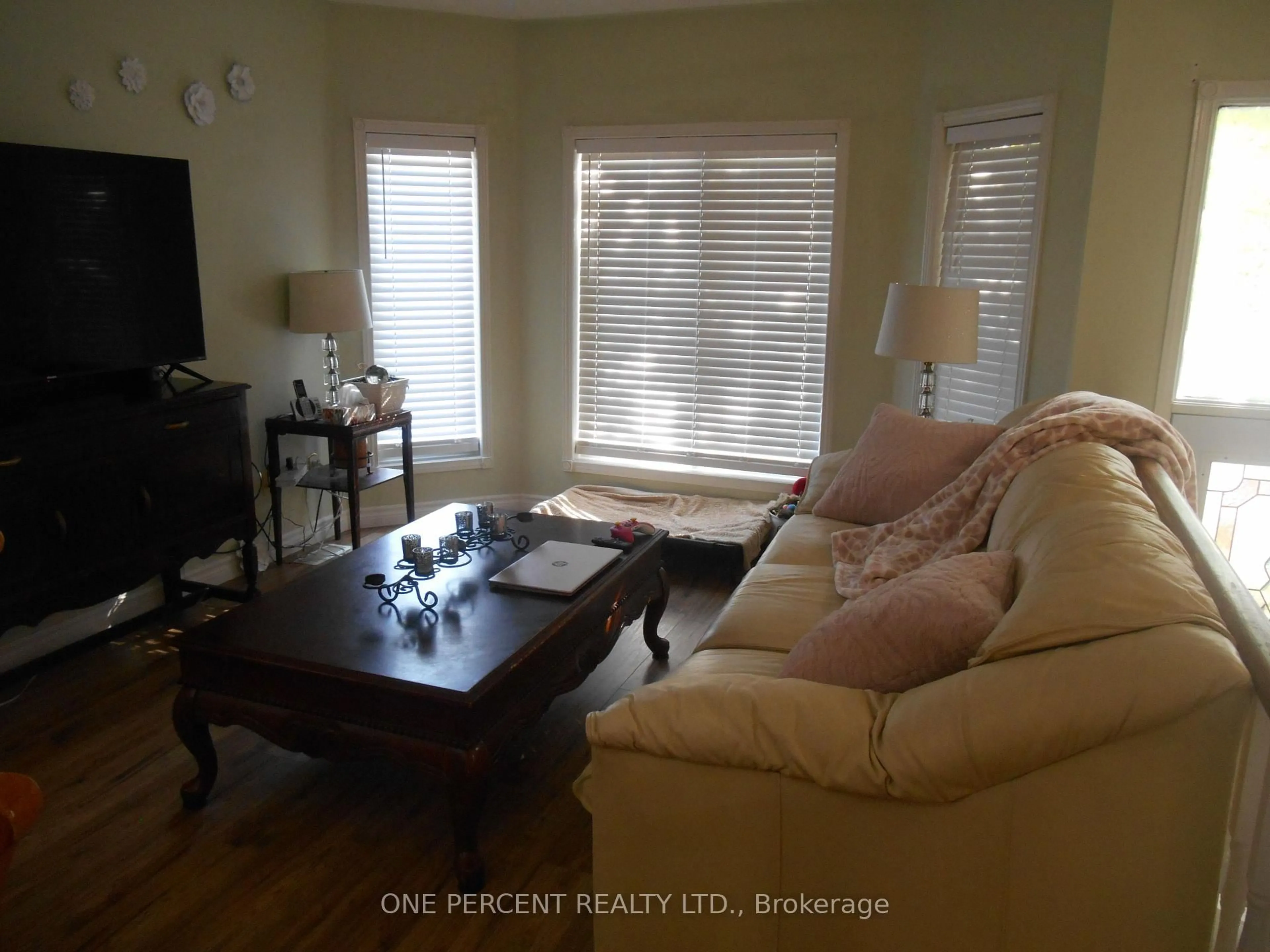 Living room with furniture, wood/laminate floor for 22 Brillinger Dr, Wasaga Beach Ontario L9Z 1L4
