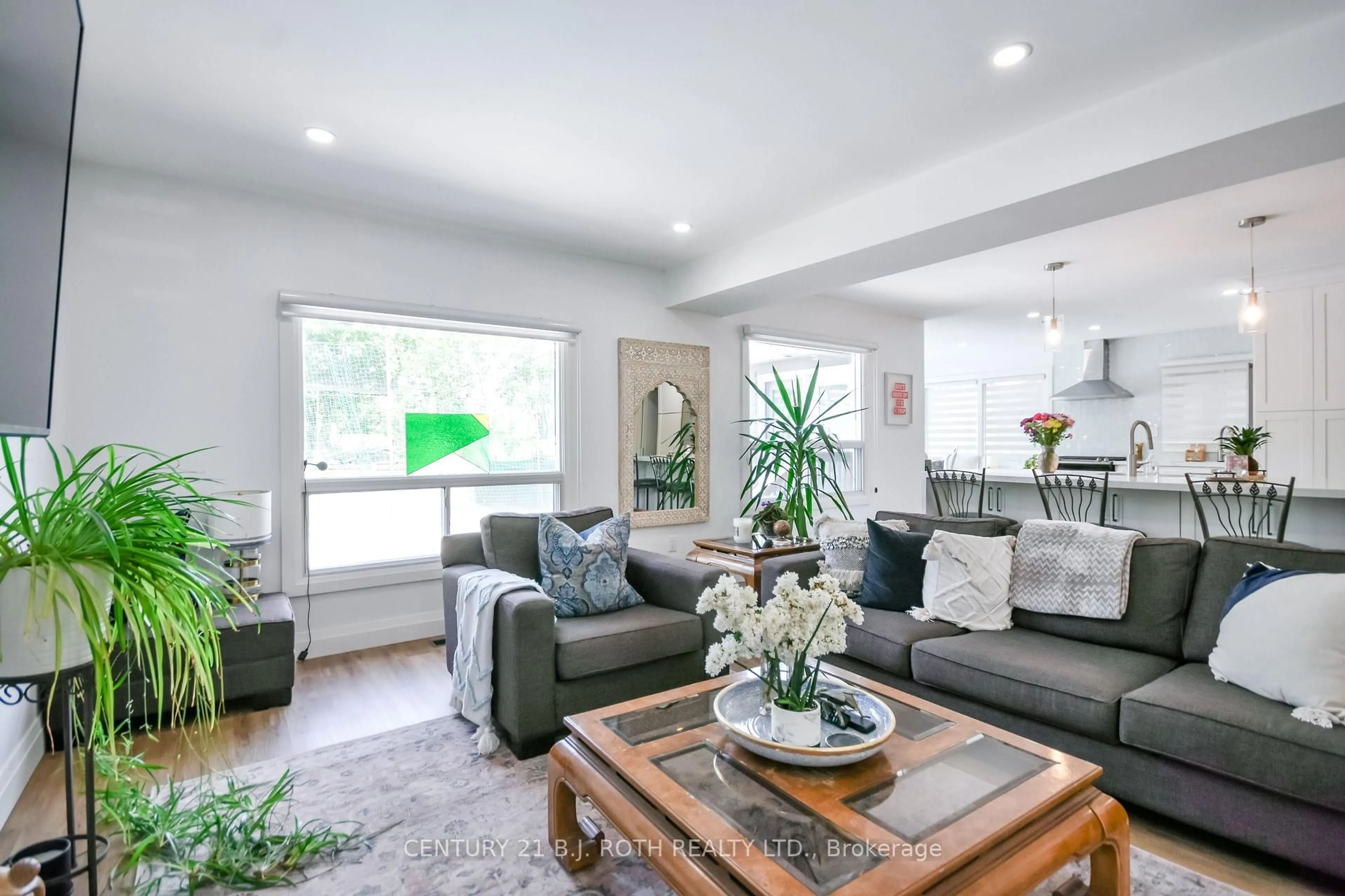 Living room with furniture, unknown for 7 WESLEY St, Barrie Ontario L4N 2A4