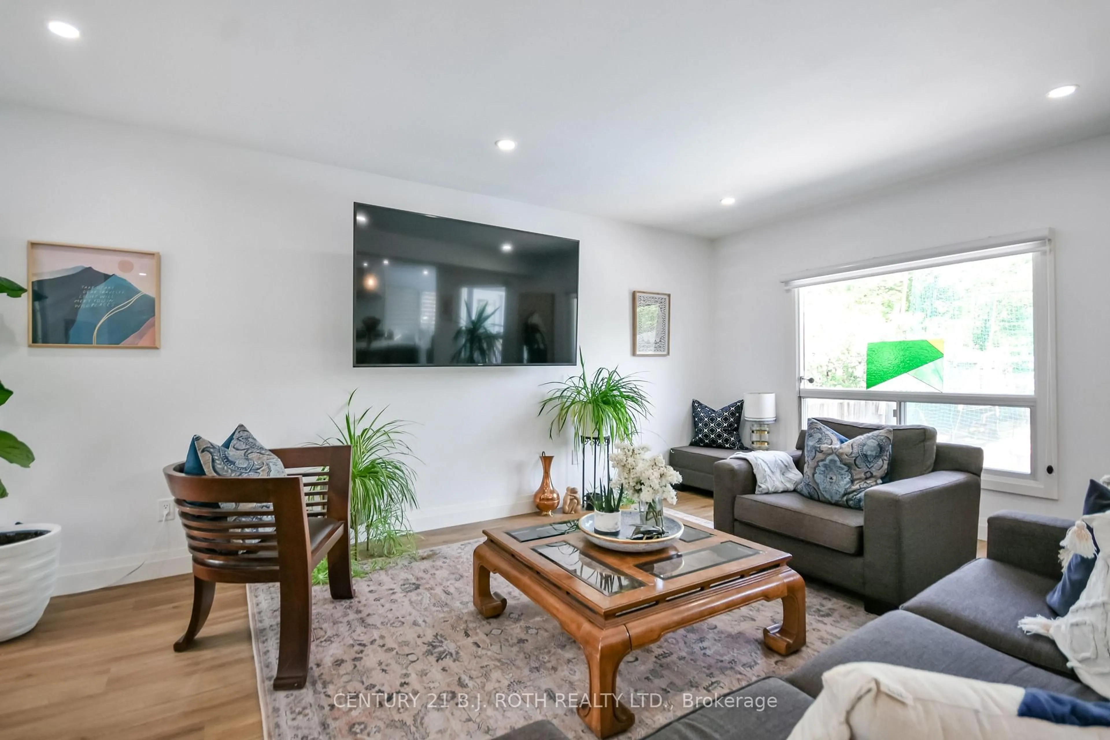 Living room with furniture, wood/laminate floor for 7 WESLEY St, Barrie Ontario L4N 2A4