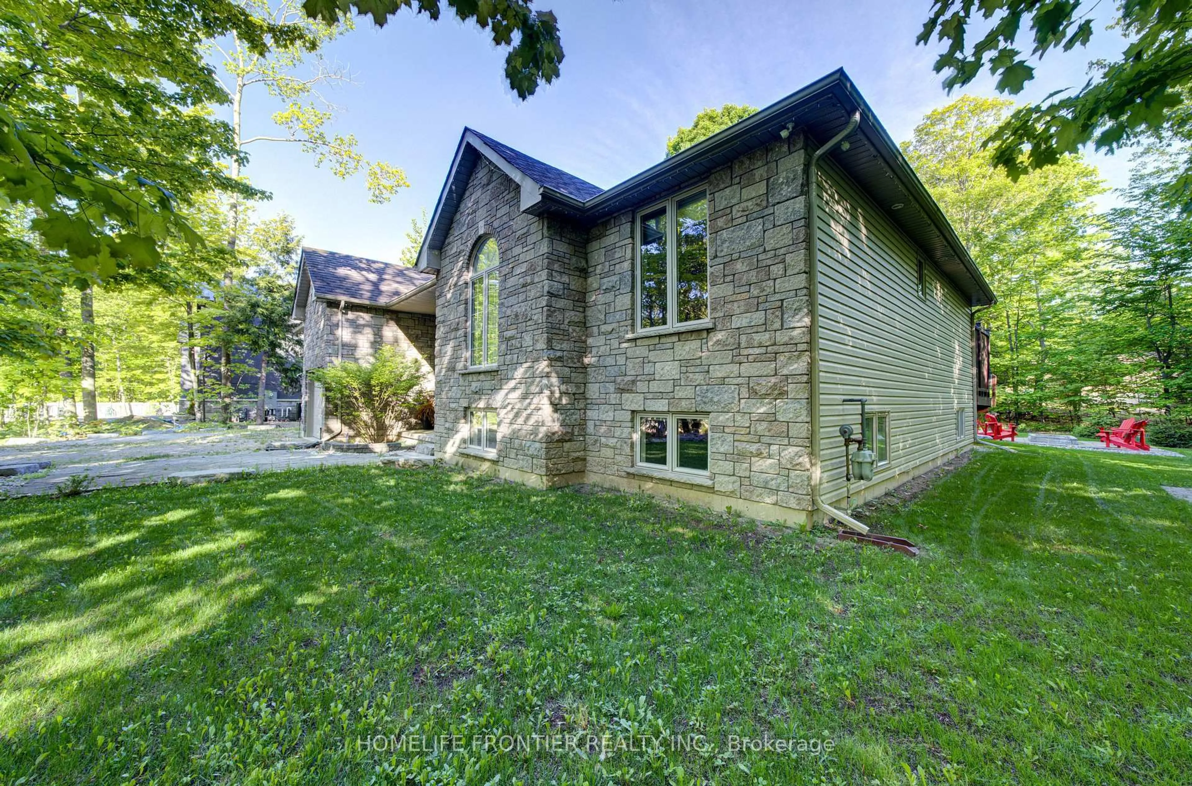 A pic from outside/outdoor area/front of a property/back of a property/a pic from drone, building for 42 Forest Circ, Tiny Ontario L9M 0H4