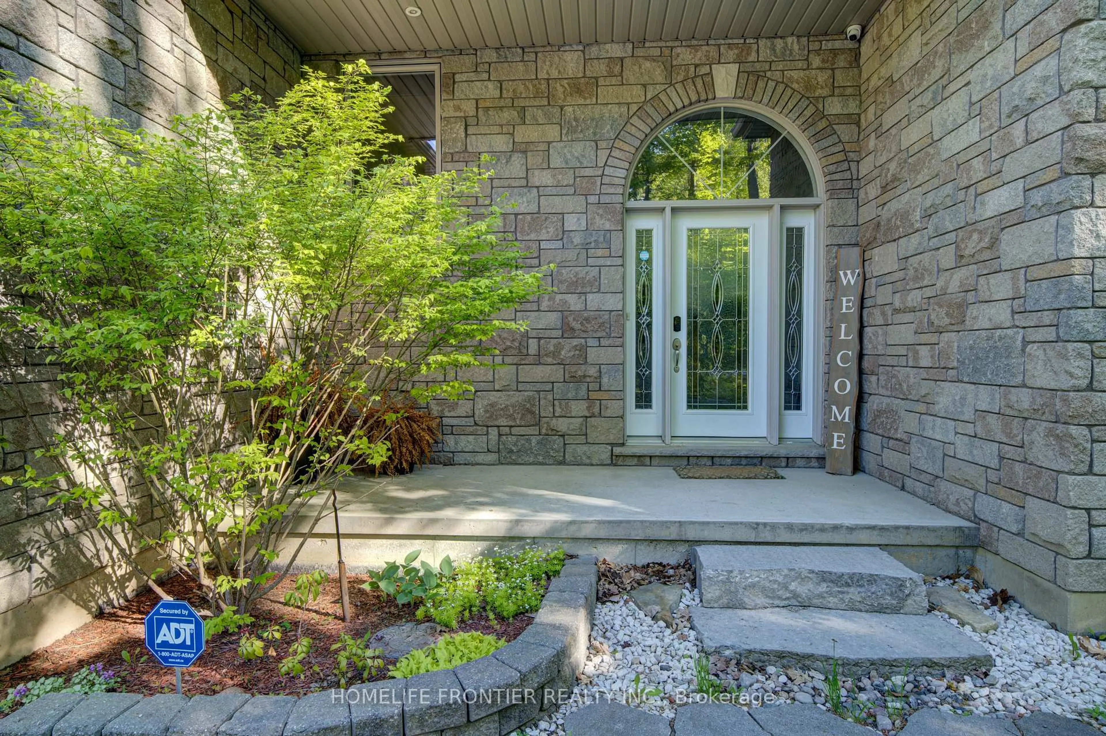 Indoor entryway for 42 Forest Circ, Tiny Ontario L9M 0H4