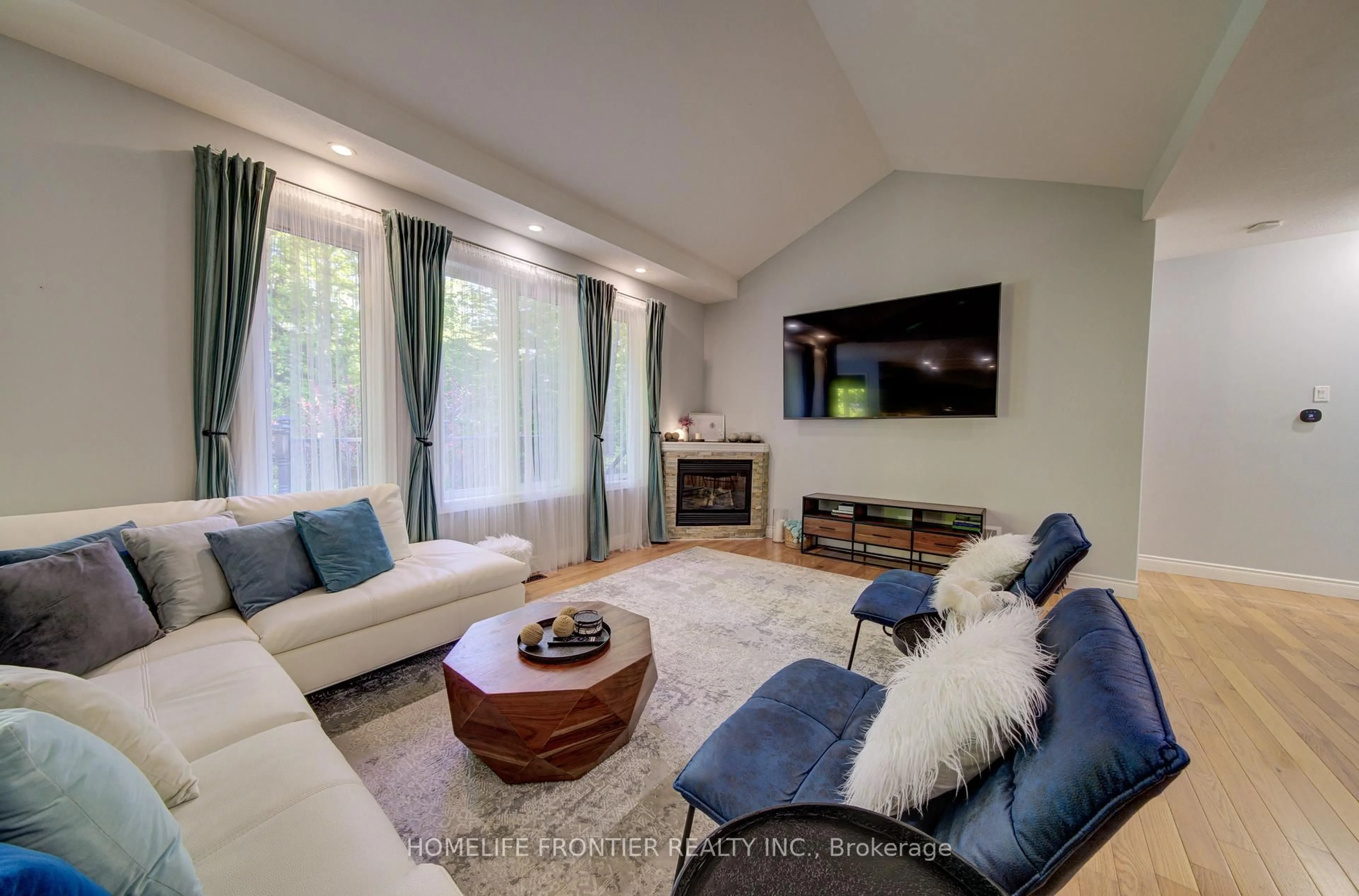 Living room with furniture, unknown for 42 Forest Circ, Tiny Ontario L9M 0H4