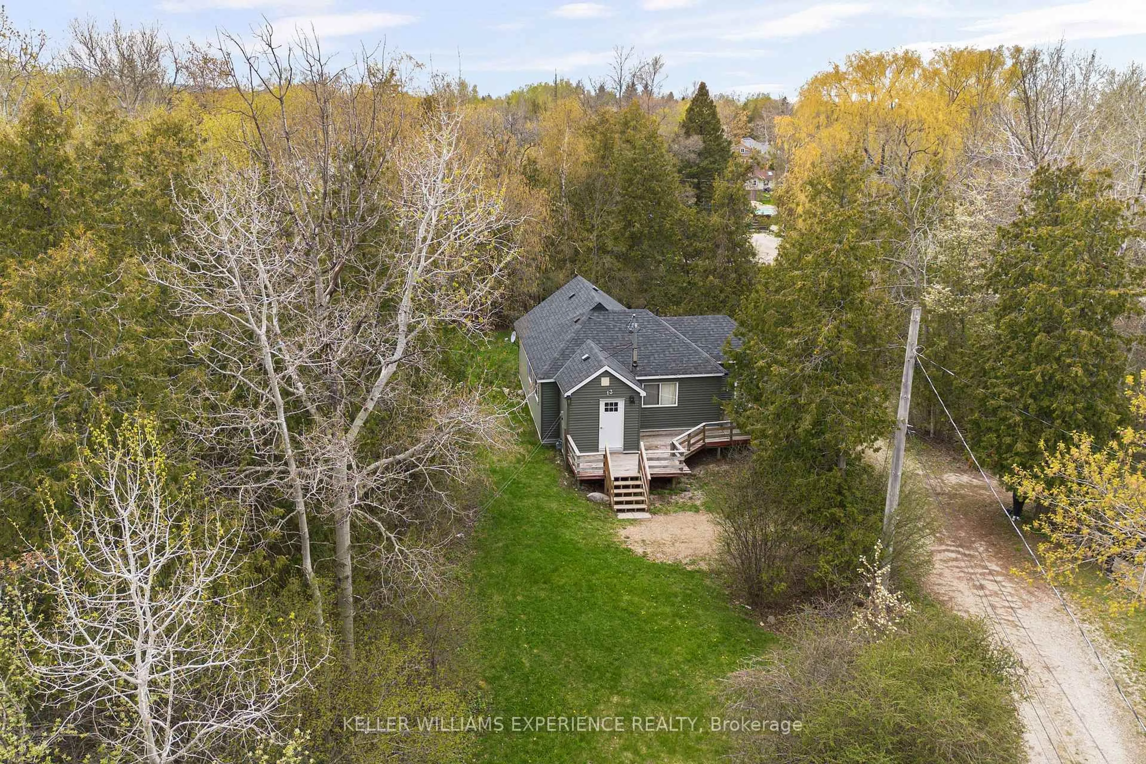 A pic from outside/outdoor area/front of a property/back of a property/a pic from drone, unknown for 13 Arthur St, Collingwood Ontario L9Y 3Z1