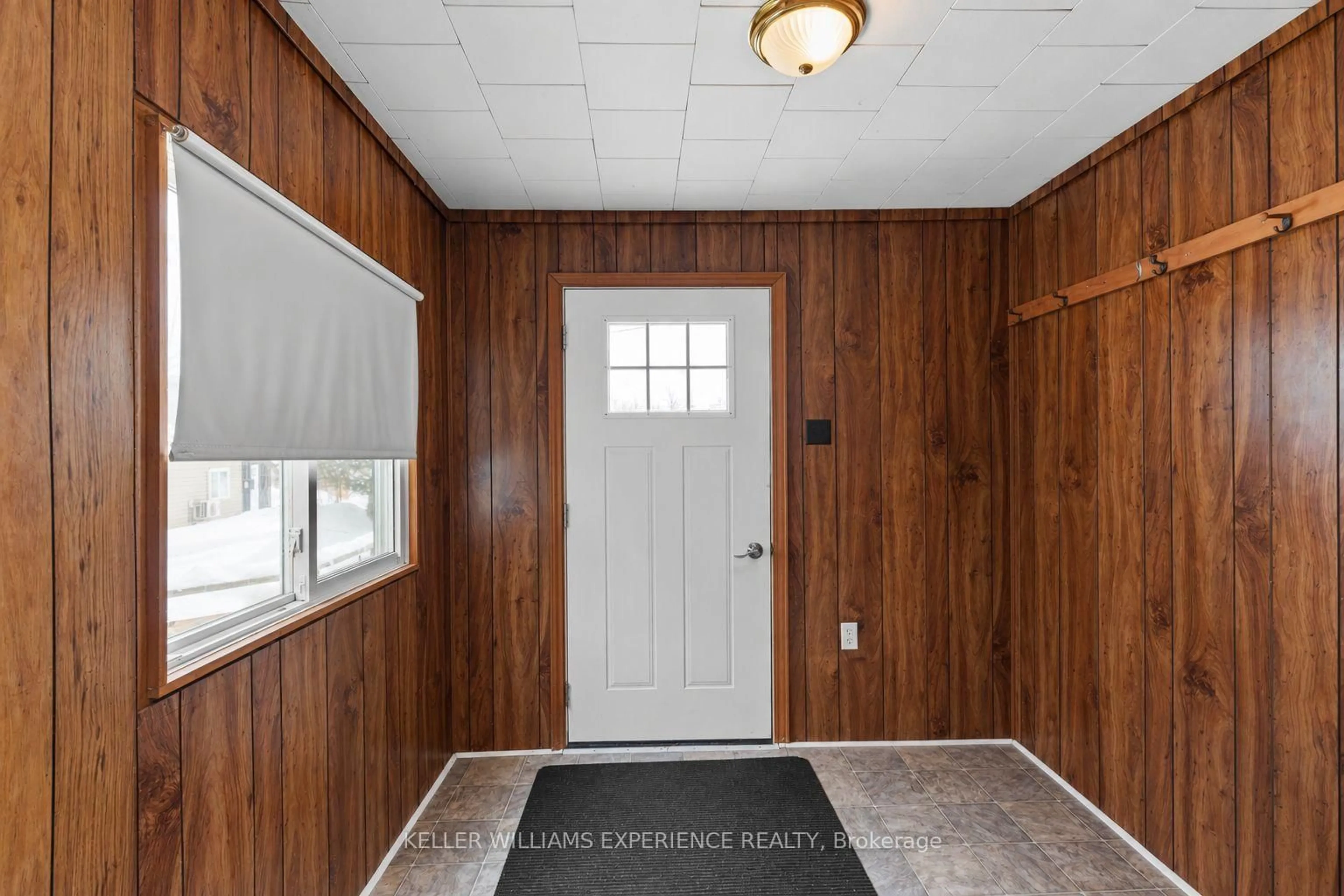 Indoor entryway for 13 Arthur St, Collingwood Ontario L9Y 3Z1