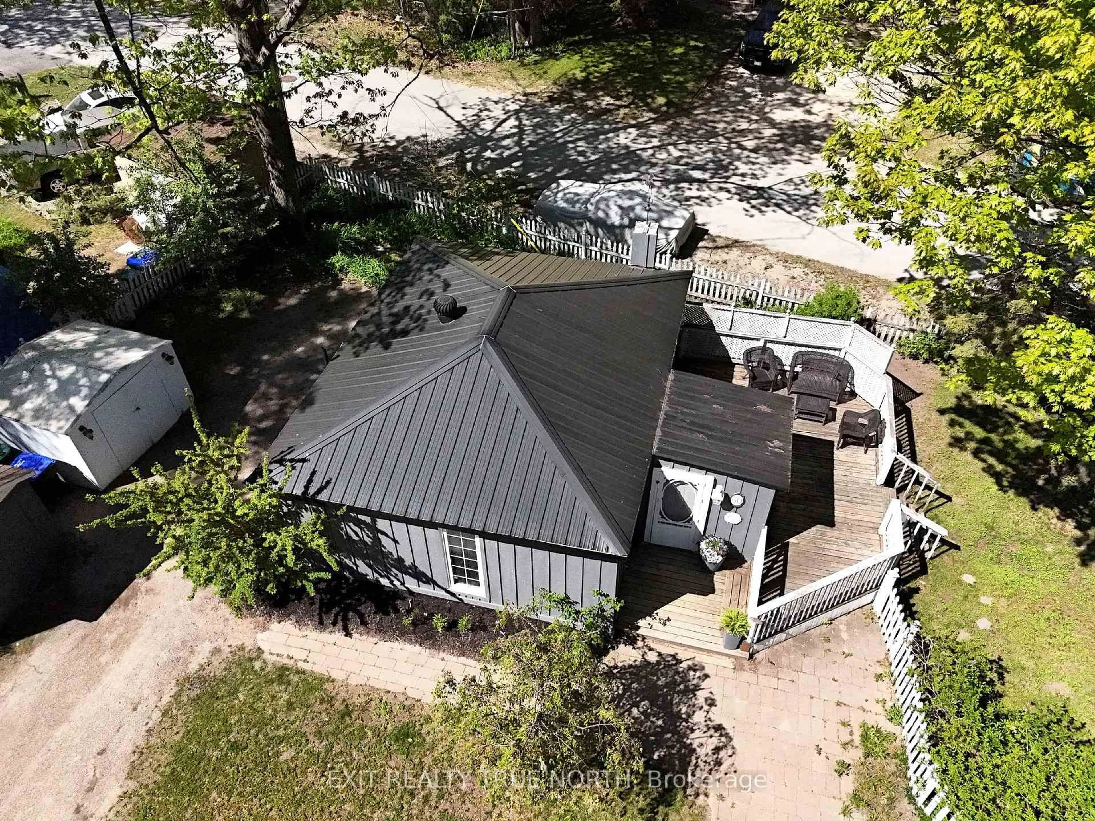 A pic from outside/outdoor area/front of a property/back of a property/a pic from drone, unknown for 60 Parkwood Dr, Wasaga Beach Ontario L9Z 2T2