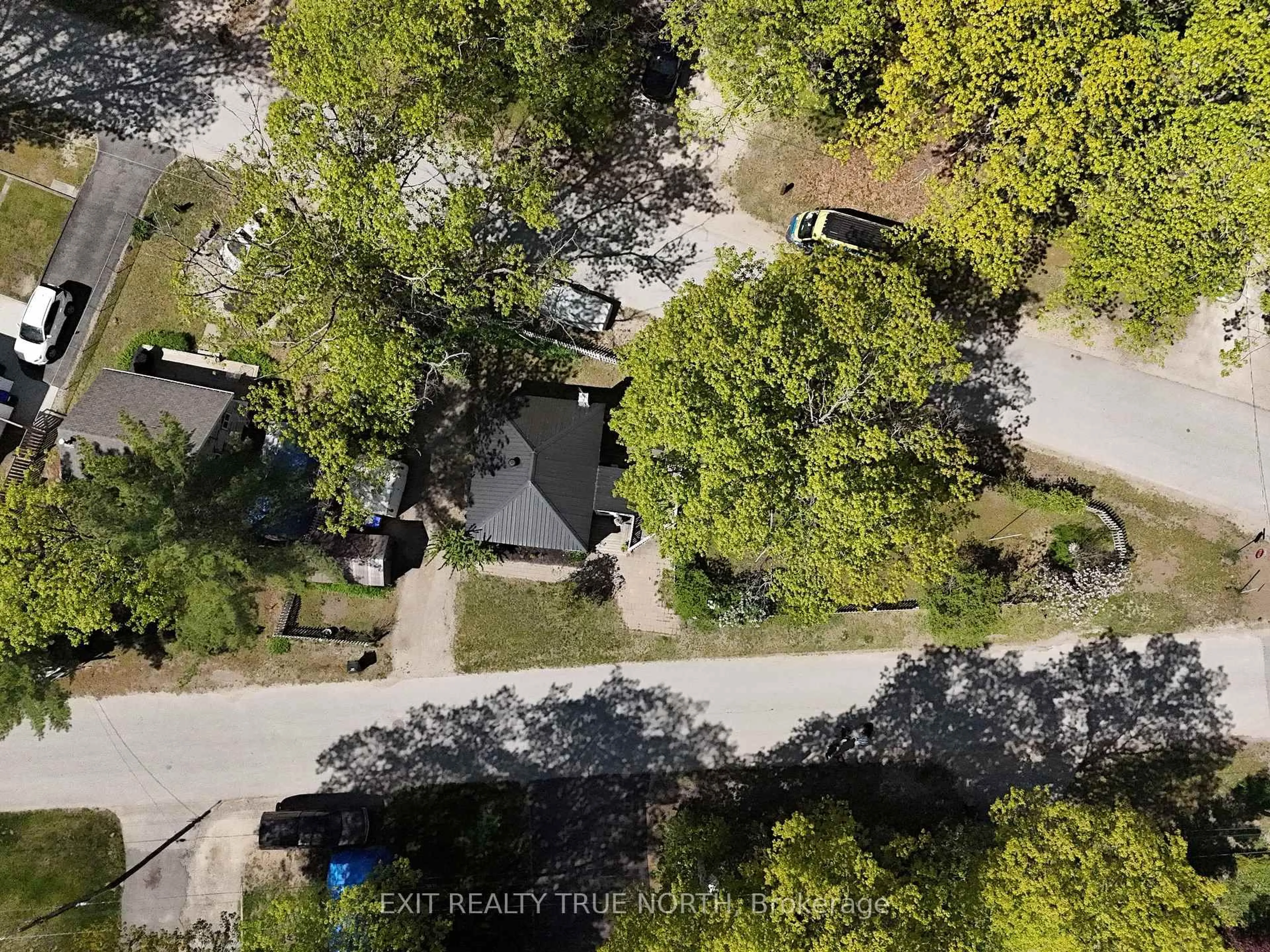 A pic from outside/outdoor area/front of a property/back of a property/a pic from drone, unknown for 60 Parkwood Dr, Wasaga Beach Ontario L9Z 2T2