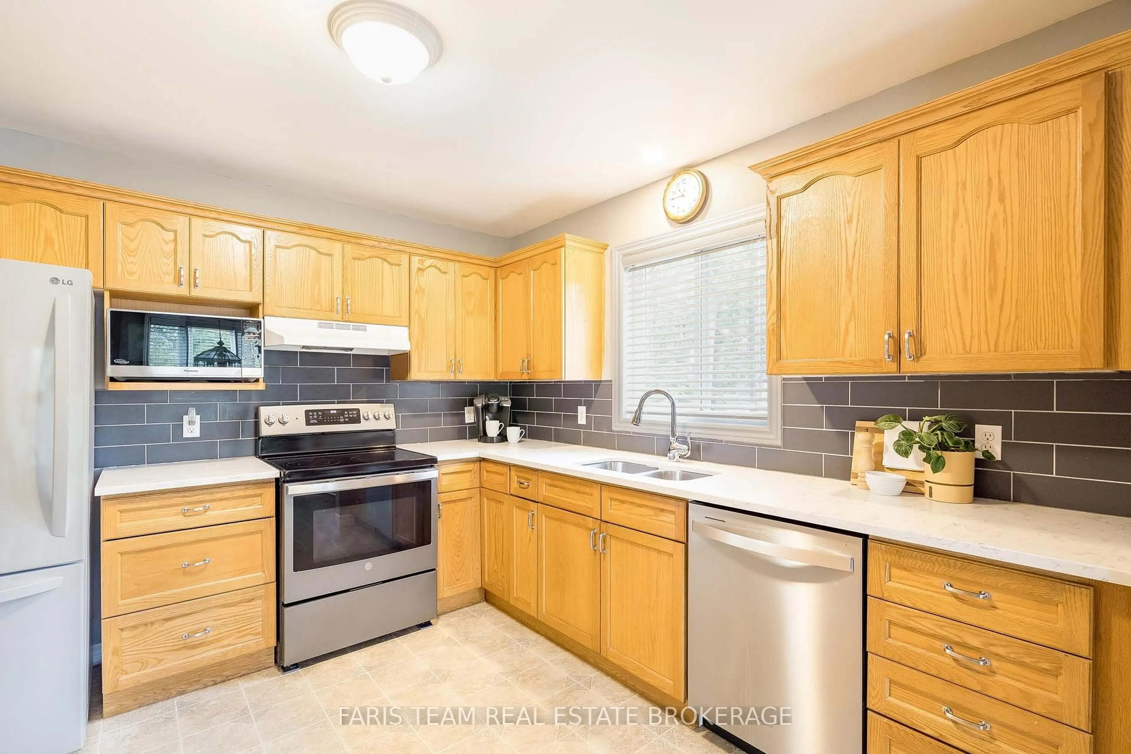 Standard kitchen, ceramic/tile floor for 46 Greenwood Ave, Oro-Medonte Ontario L0K 1E0