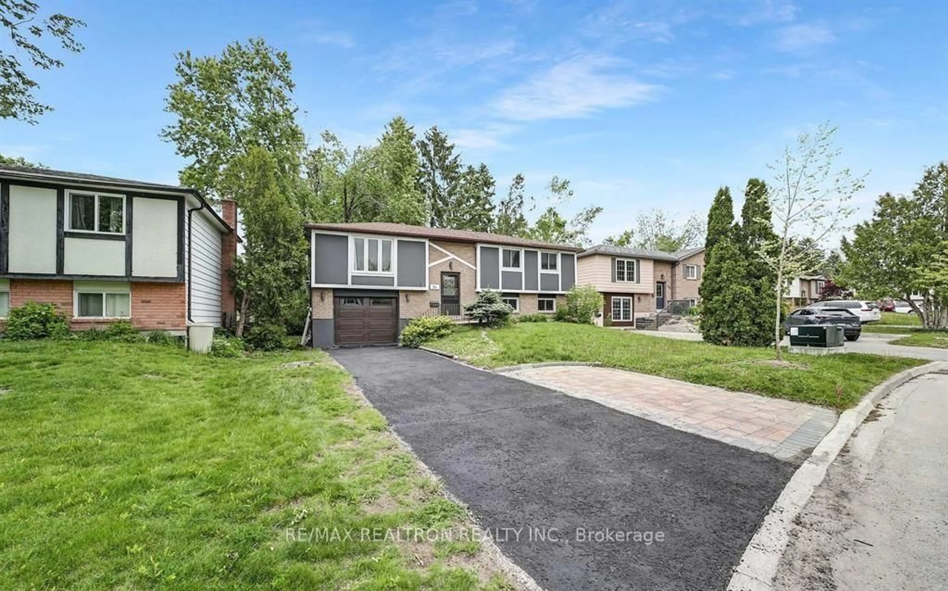 Home with vinyl exterior material, street for 14 Chippawa Crt, Barrie Ontario L4M 5N8