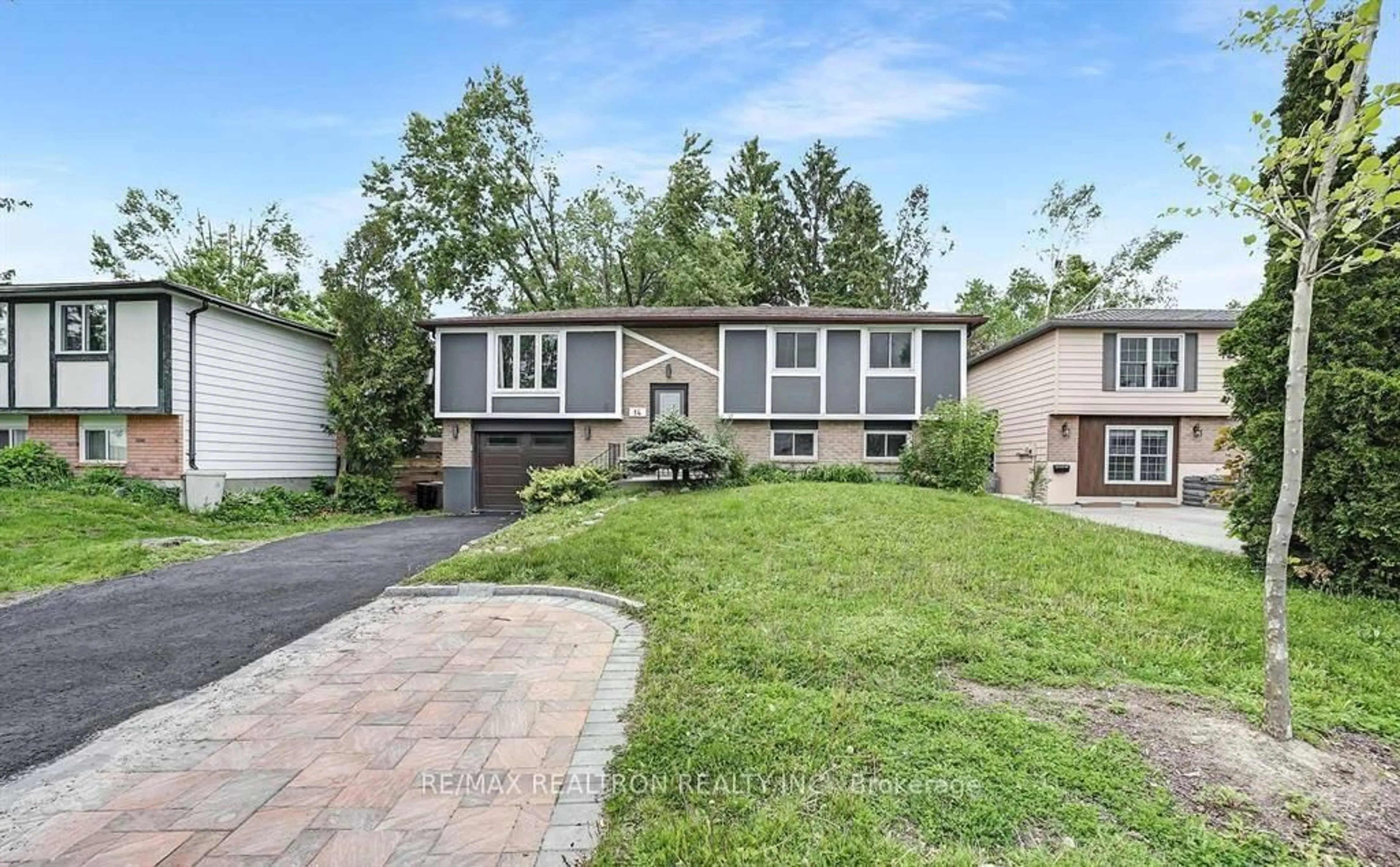 Home with vinyl exterior material, street for 14 Chippawa Crt, Barrie Ontario L4M 5N8