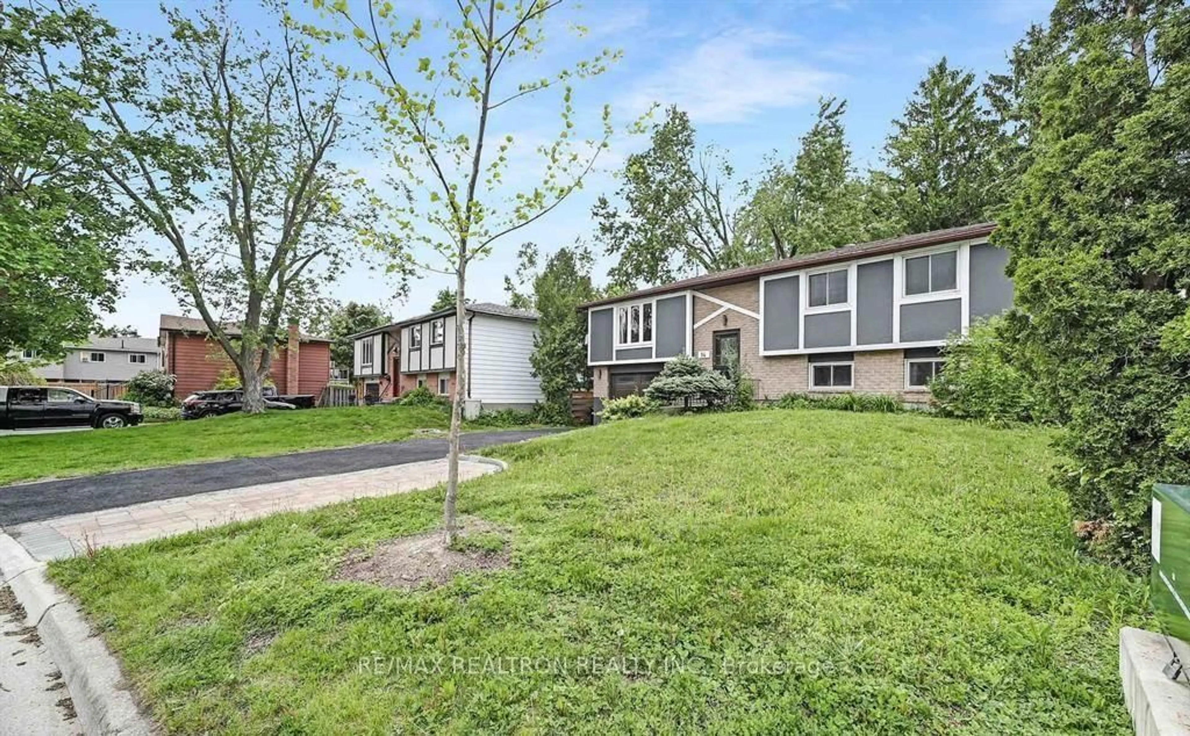 Home with vinyl exterior material, street for 14 Chippawa Crt, Barrie Ontario L4M 5N8