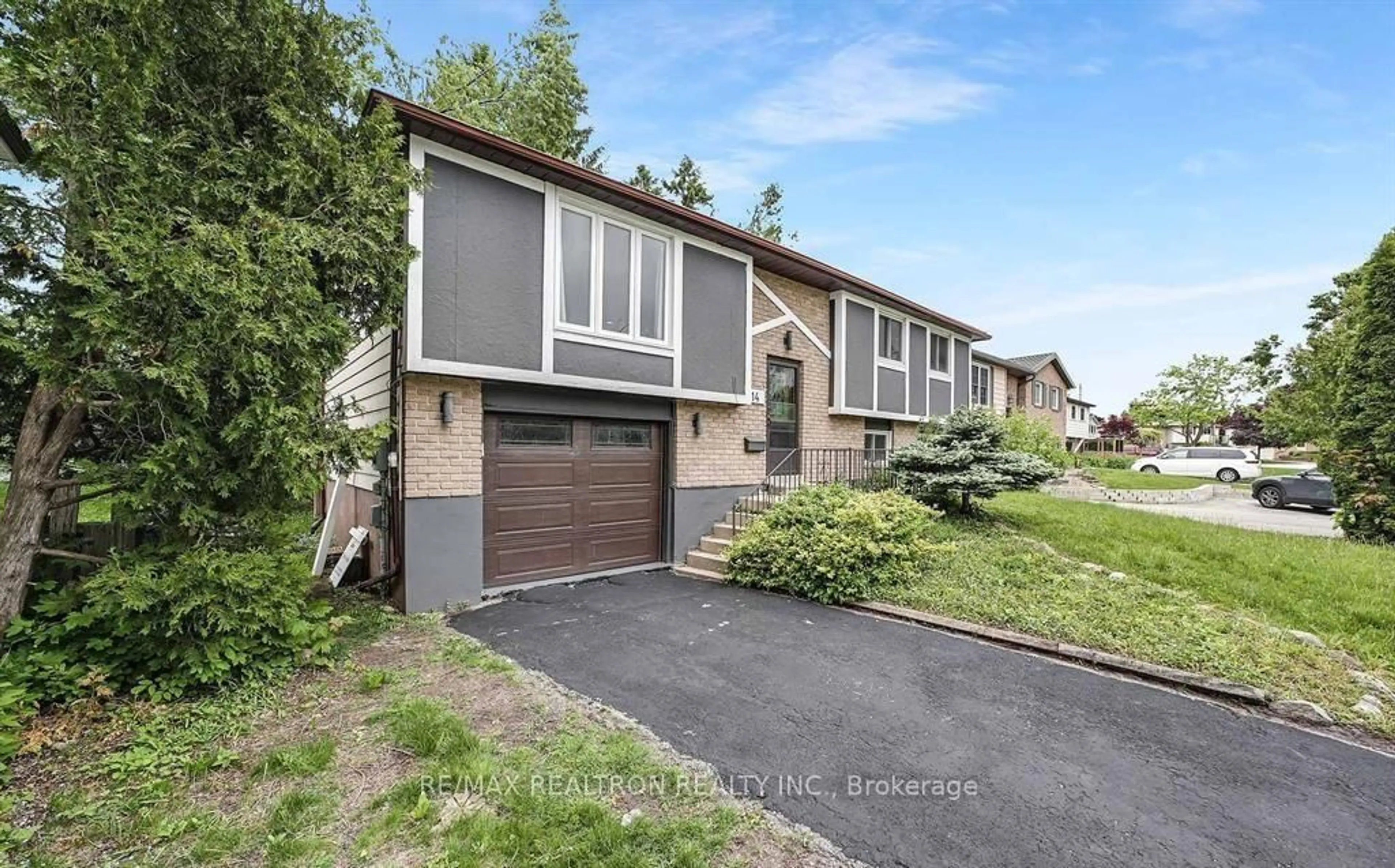 Home with brick exterior material, street for 14 Chippawa Crt, Barrie Ontario L4M 5N8