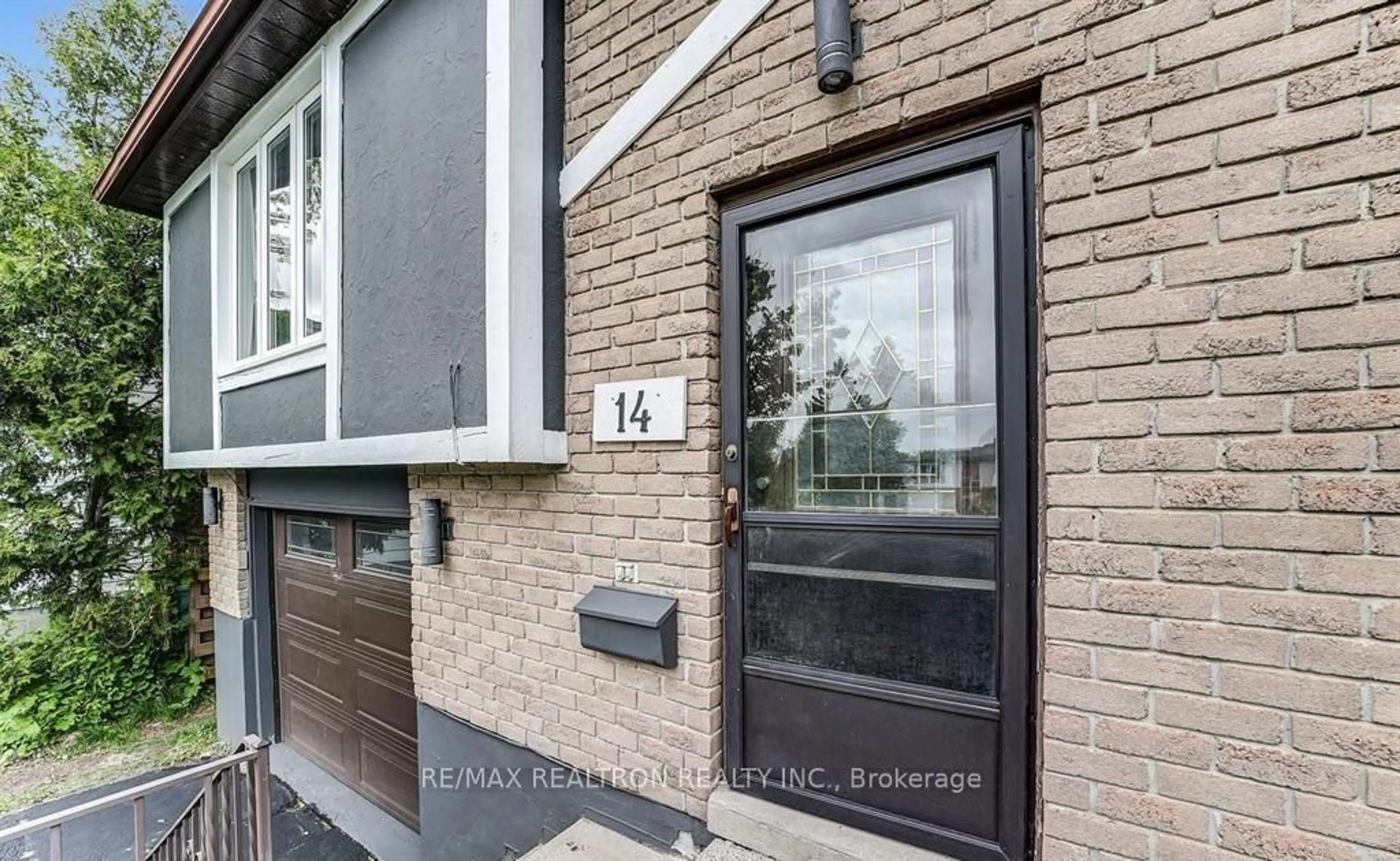 Home with brick exterior material, street for 14 Chippawa Crt, Barrie Ontario L4M 5N8