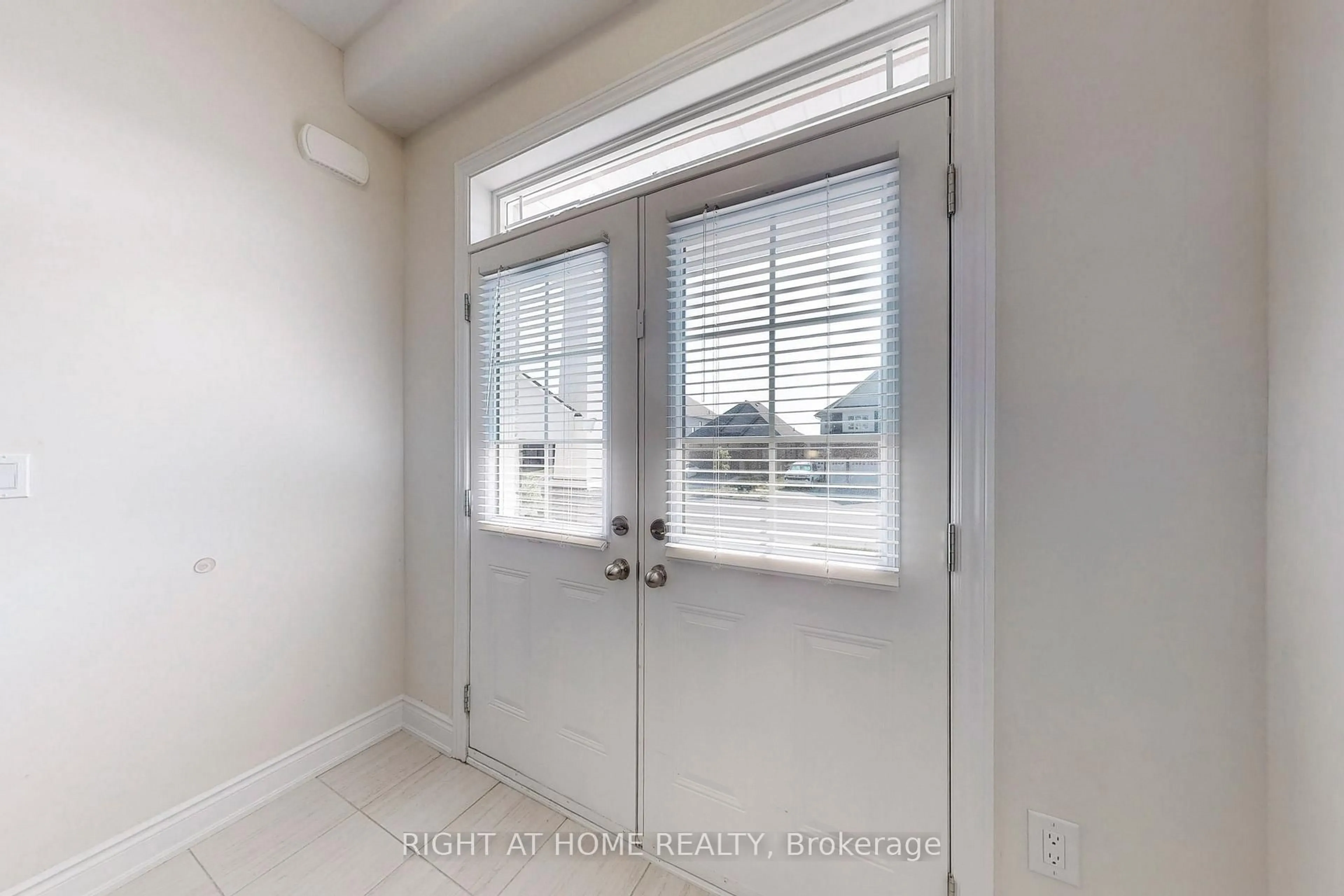 Indoor entryway for 3092 Monarch Dr, Orillia Ontario L3V 8K3