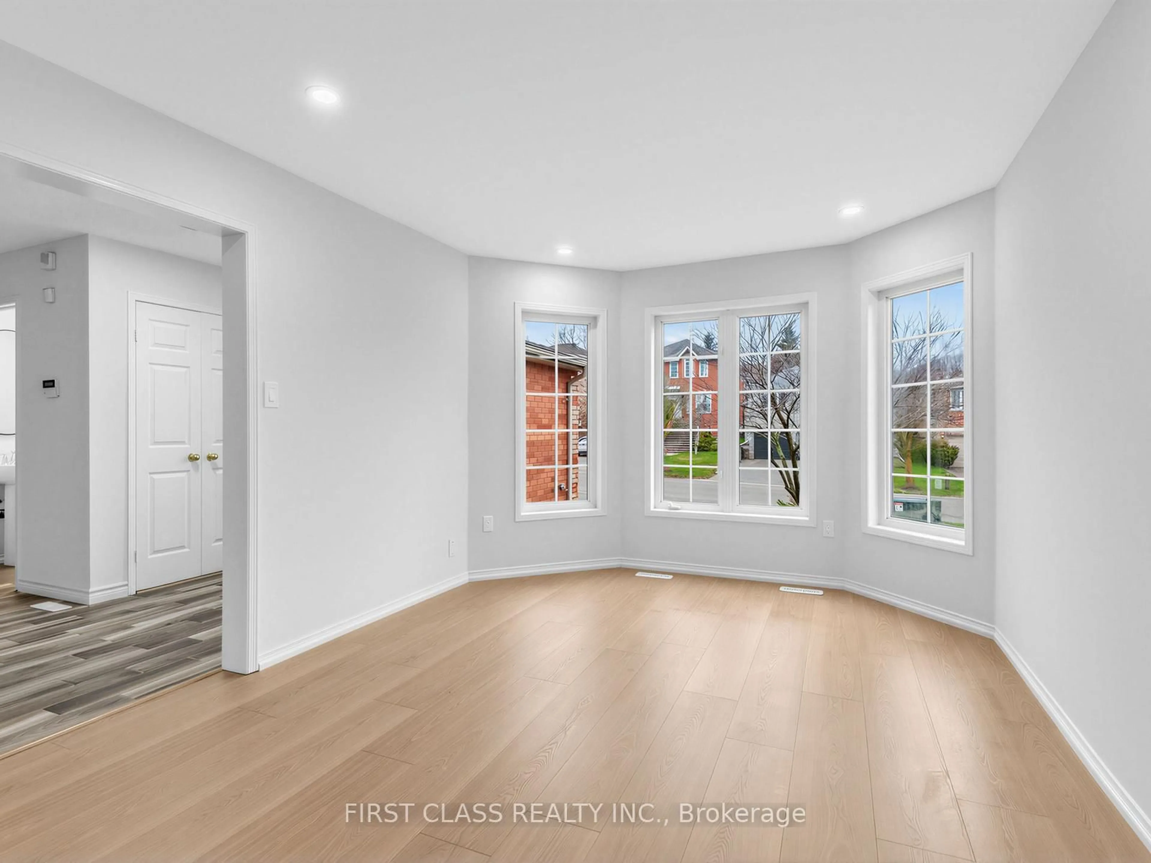 Indoor entryway for 104 Chalmers Dr, Barrie Ontario L4N 8V9