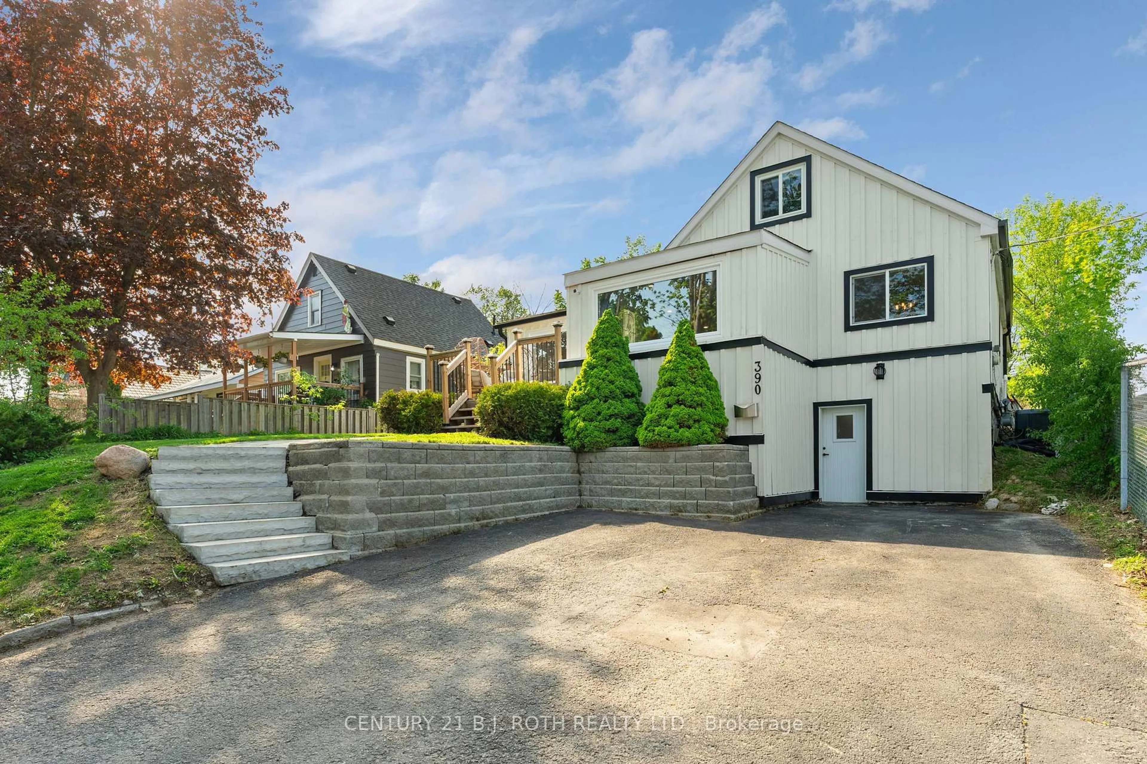 A pic from outside/outdoor area/front of a property/back of a property/a pic from drone, street for 390 Arthur St, Orillia Ontario L3V 3M8