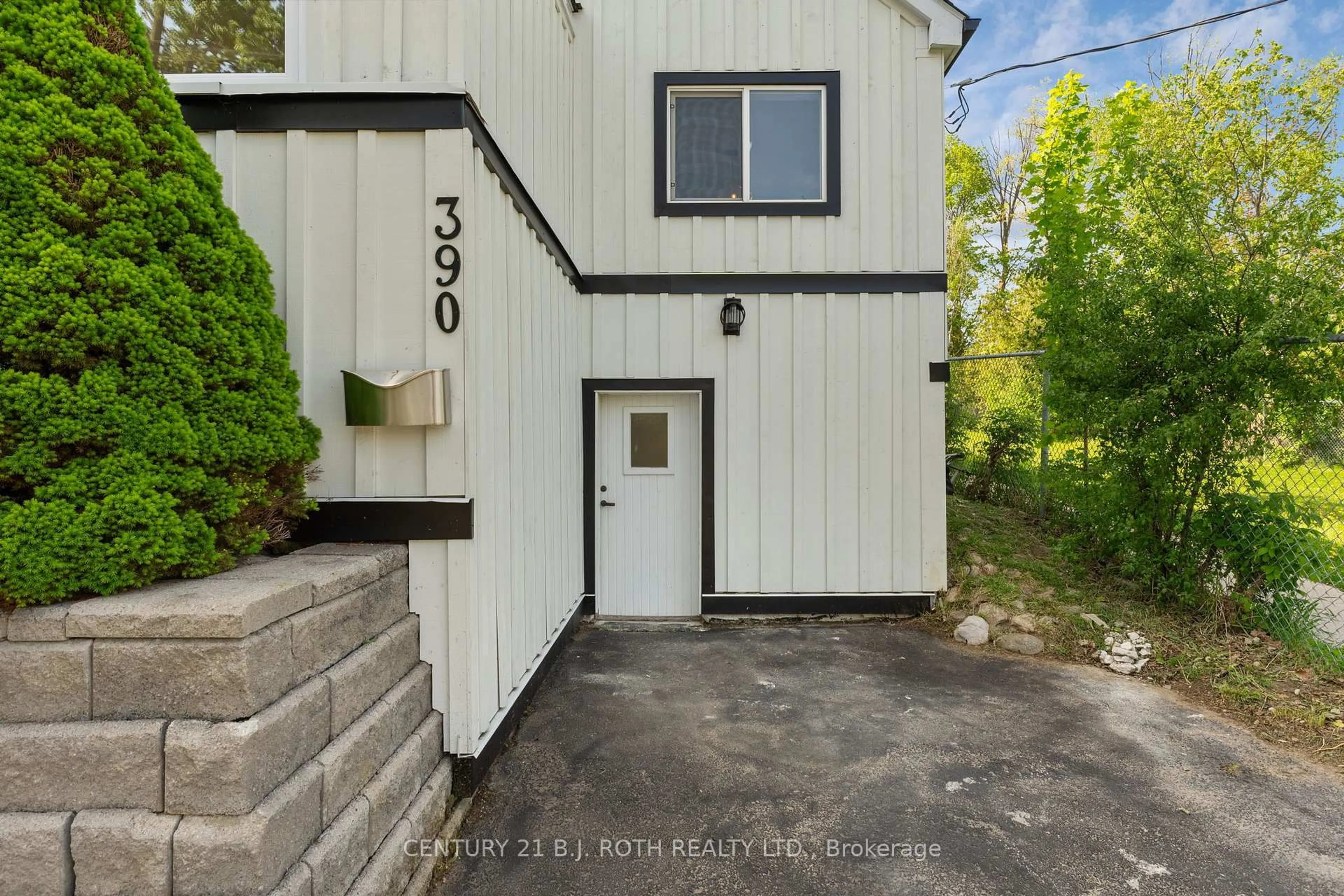 Unknown for 390 Arthur St, Orillia Ontario L3V 3M8