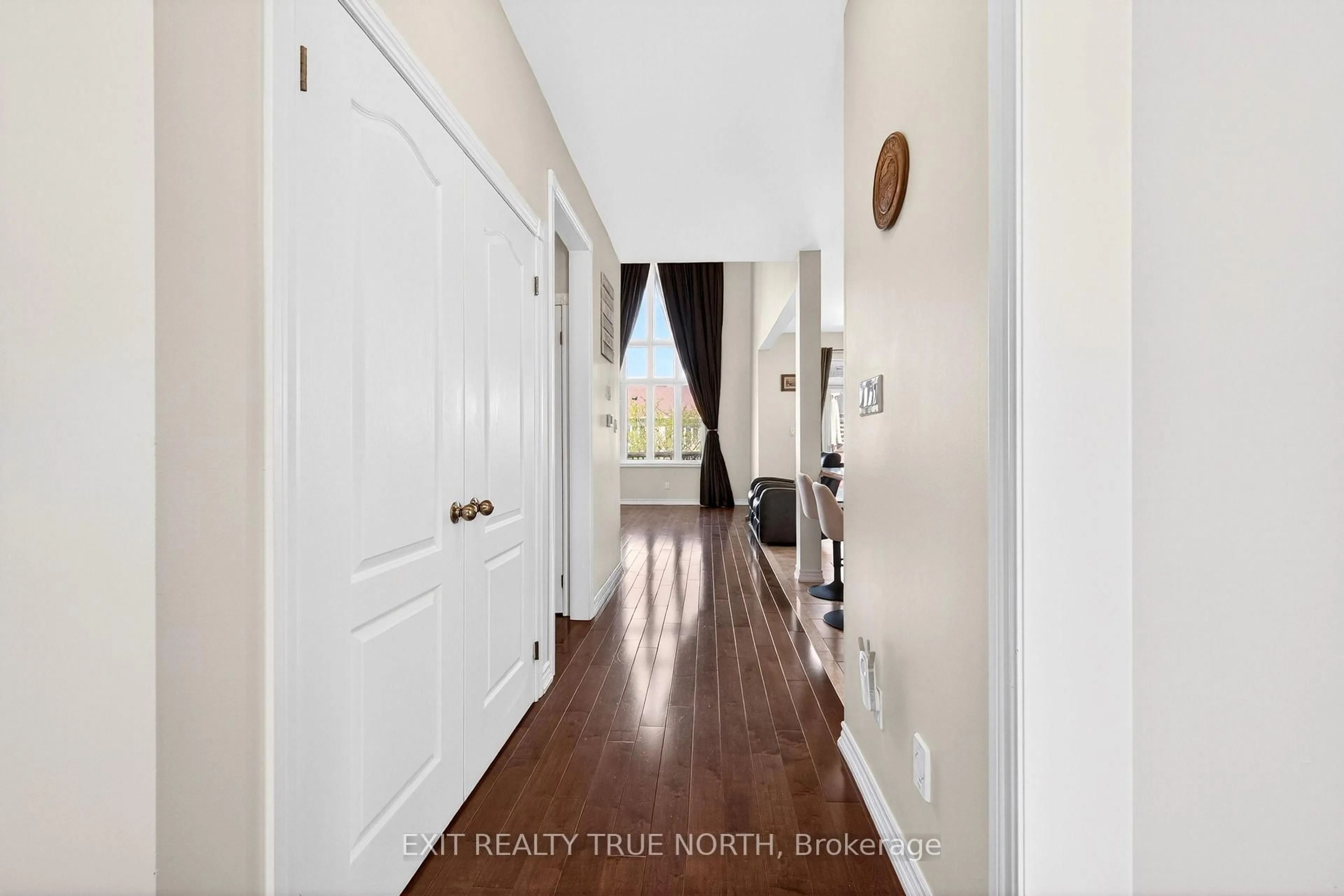 Indoor entryway for 27 Grand Poplar Lane, Wasaga Beach Ontario L9Z 0C7