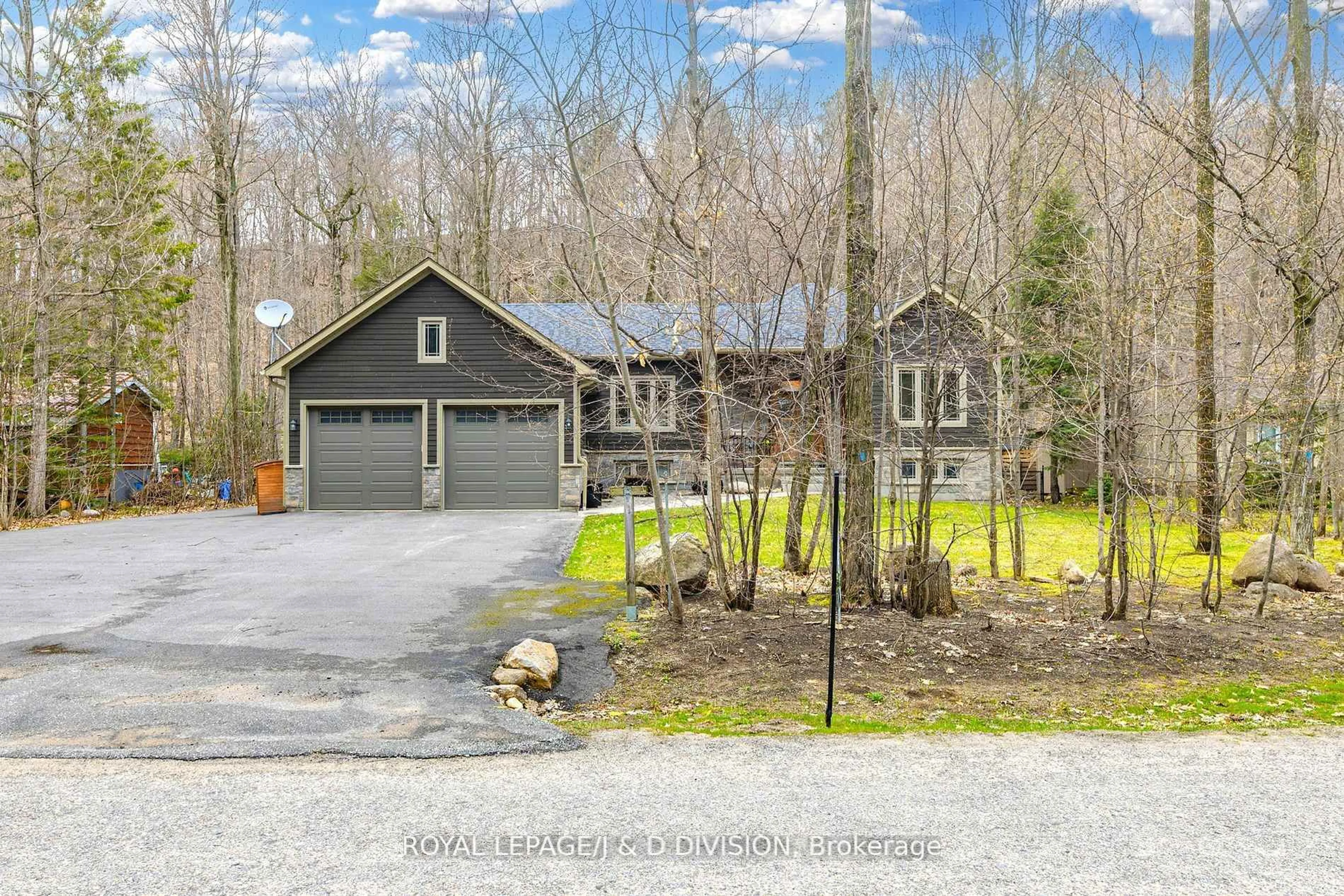 A pic from outside/outdoor area/front of a property/back of a property/a pic from drone, unknown for 123 Desroches Tr, Tiny Ontario L9M 1R3
