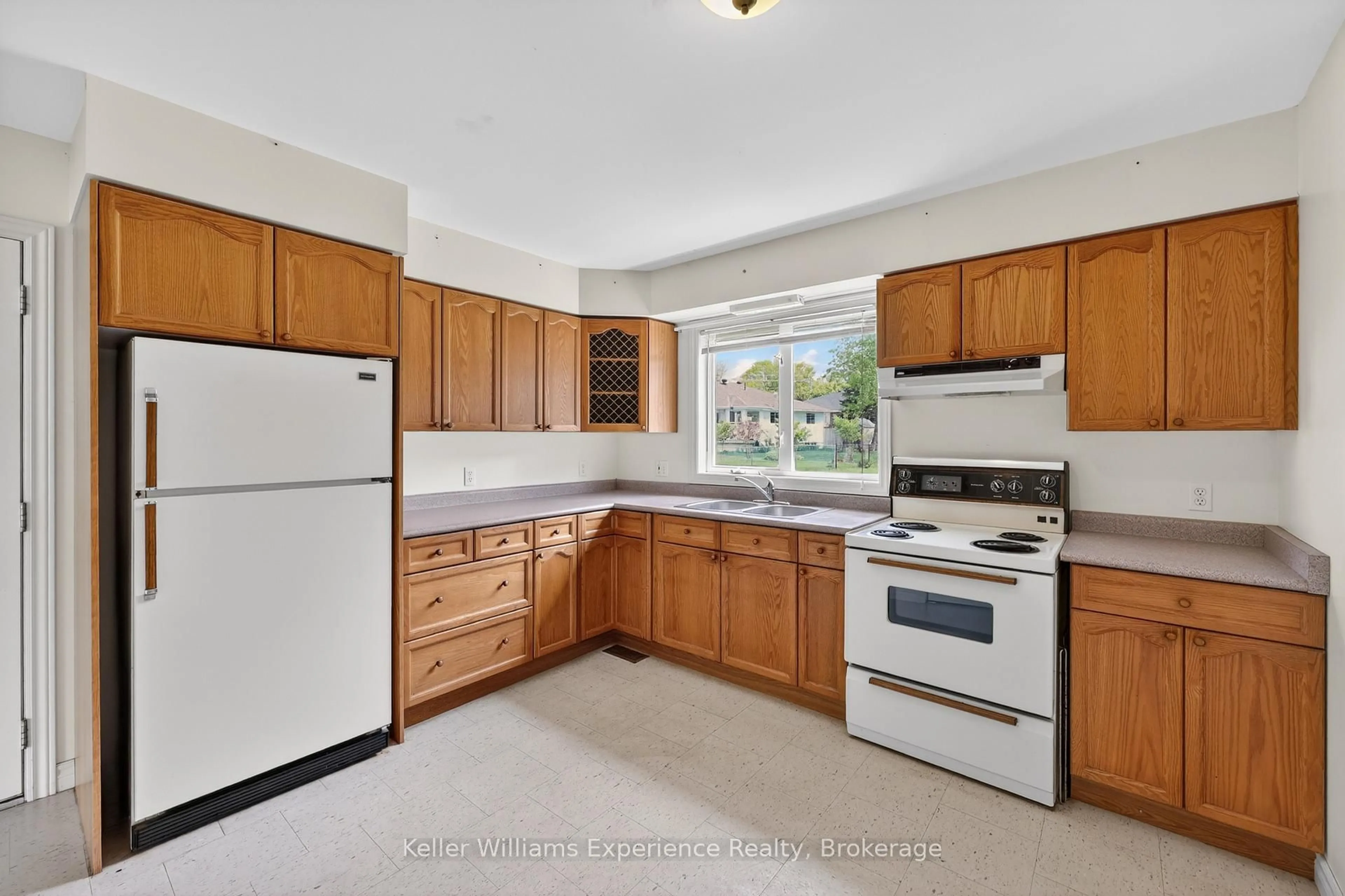 Standard kitchen, ceramic/tile floor for 5 Bridle Rd, Penetanguishene Ontario L9M 1J5